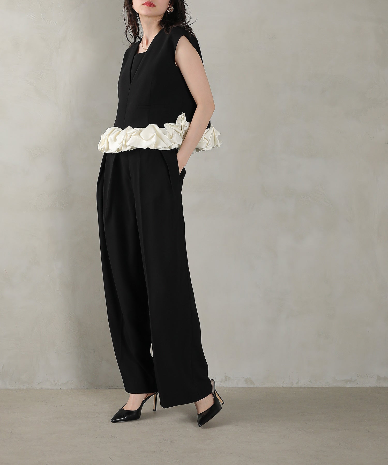 Vネックデザイン フリル ノースリーブ セットアップ パンツドレス