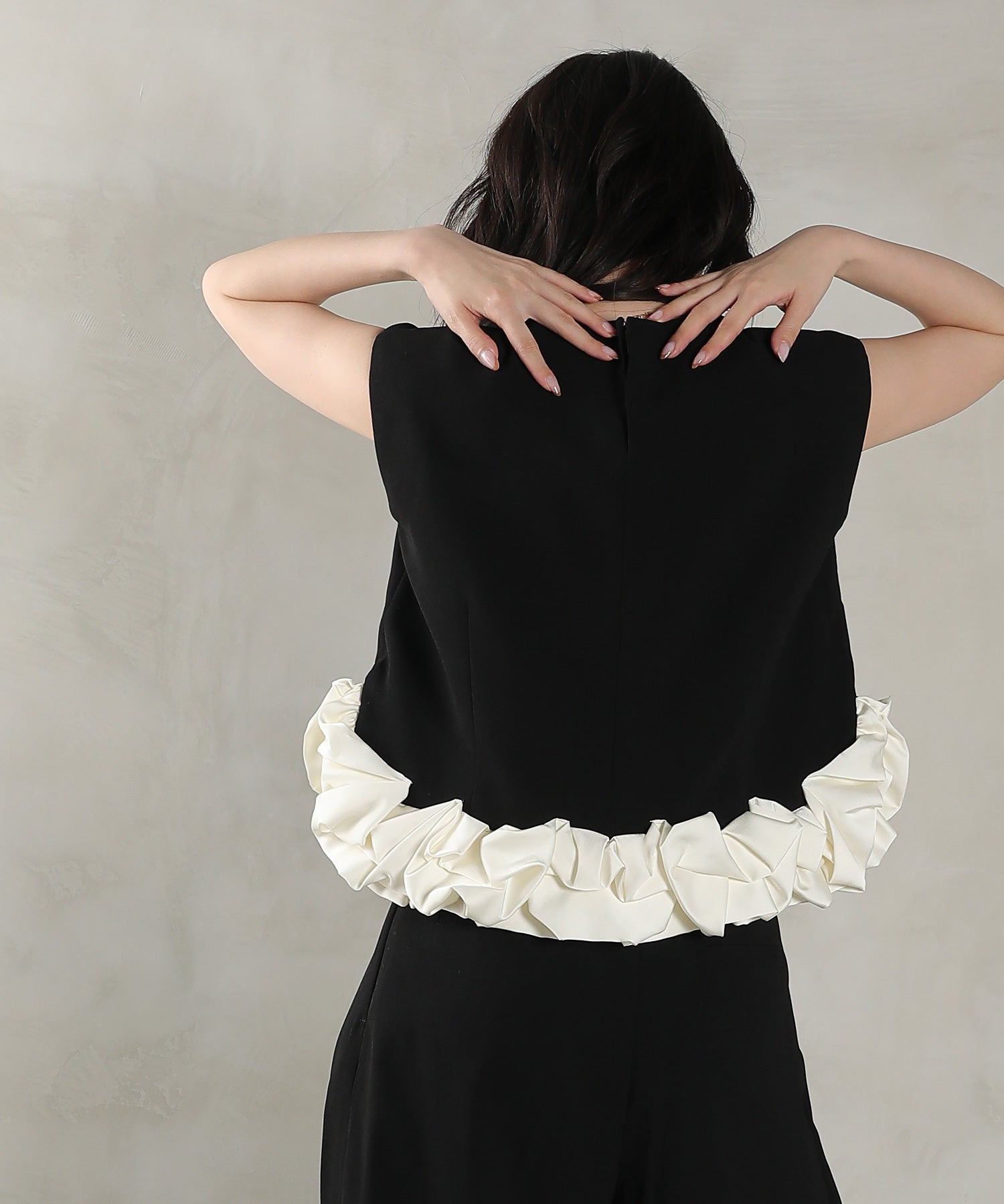 Vネックデザイン フリル ノースリーブ セットアップ パンツドレス