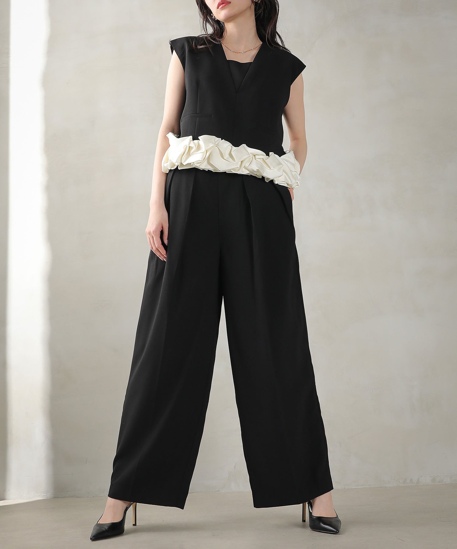 Vネックデザイン フリル ノースリーブ セットアップ パンツドレス