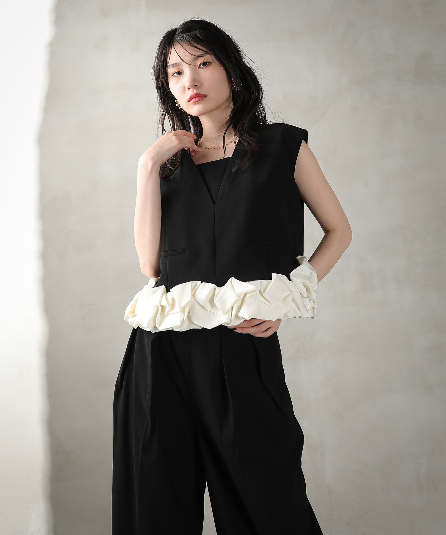 Vネックデザイン フリル ノースリーブ セットアップ パンツドレス