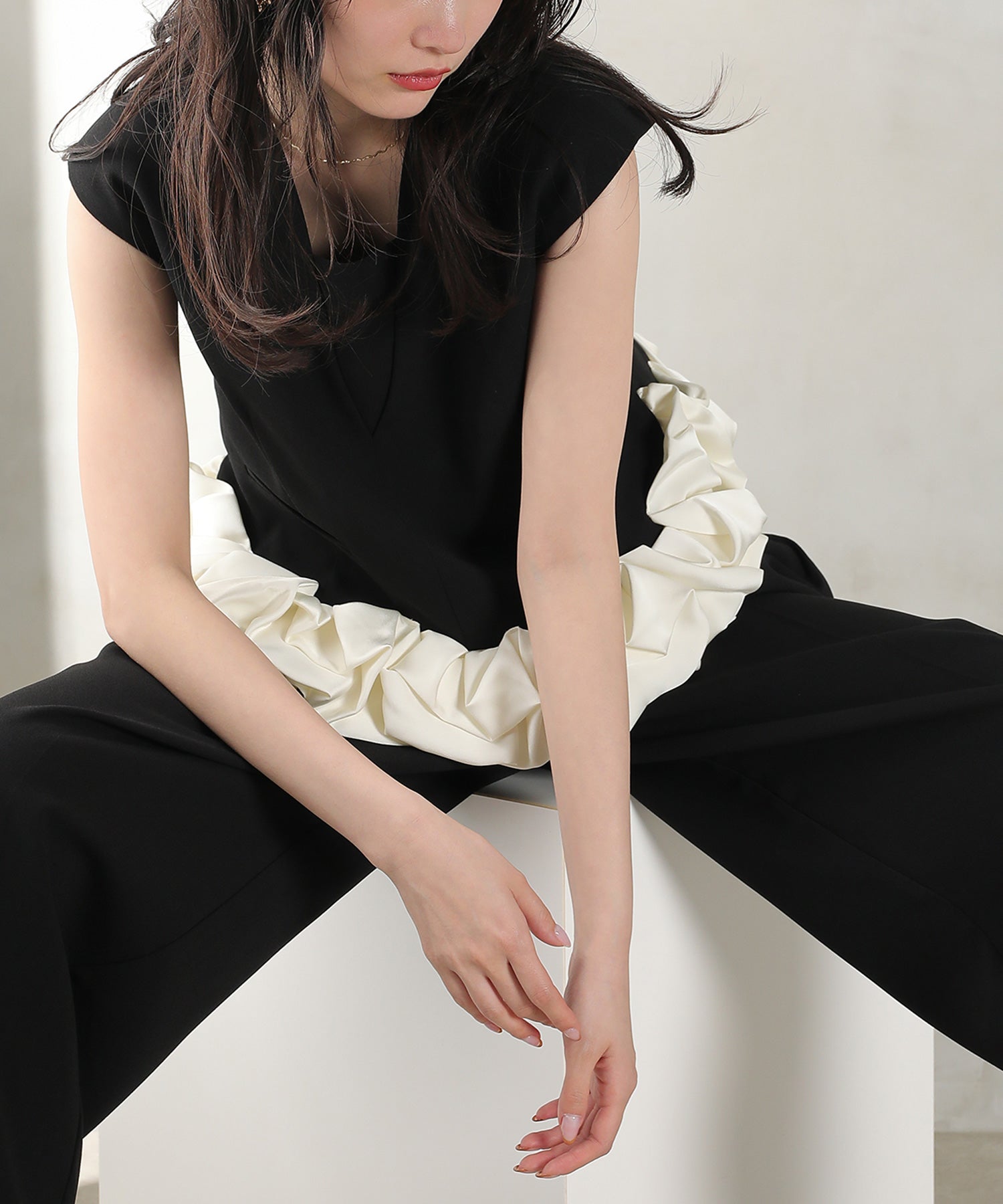 Vネックデザイン フリル ノースリーブ セットアップ パンツドレス