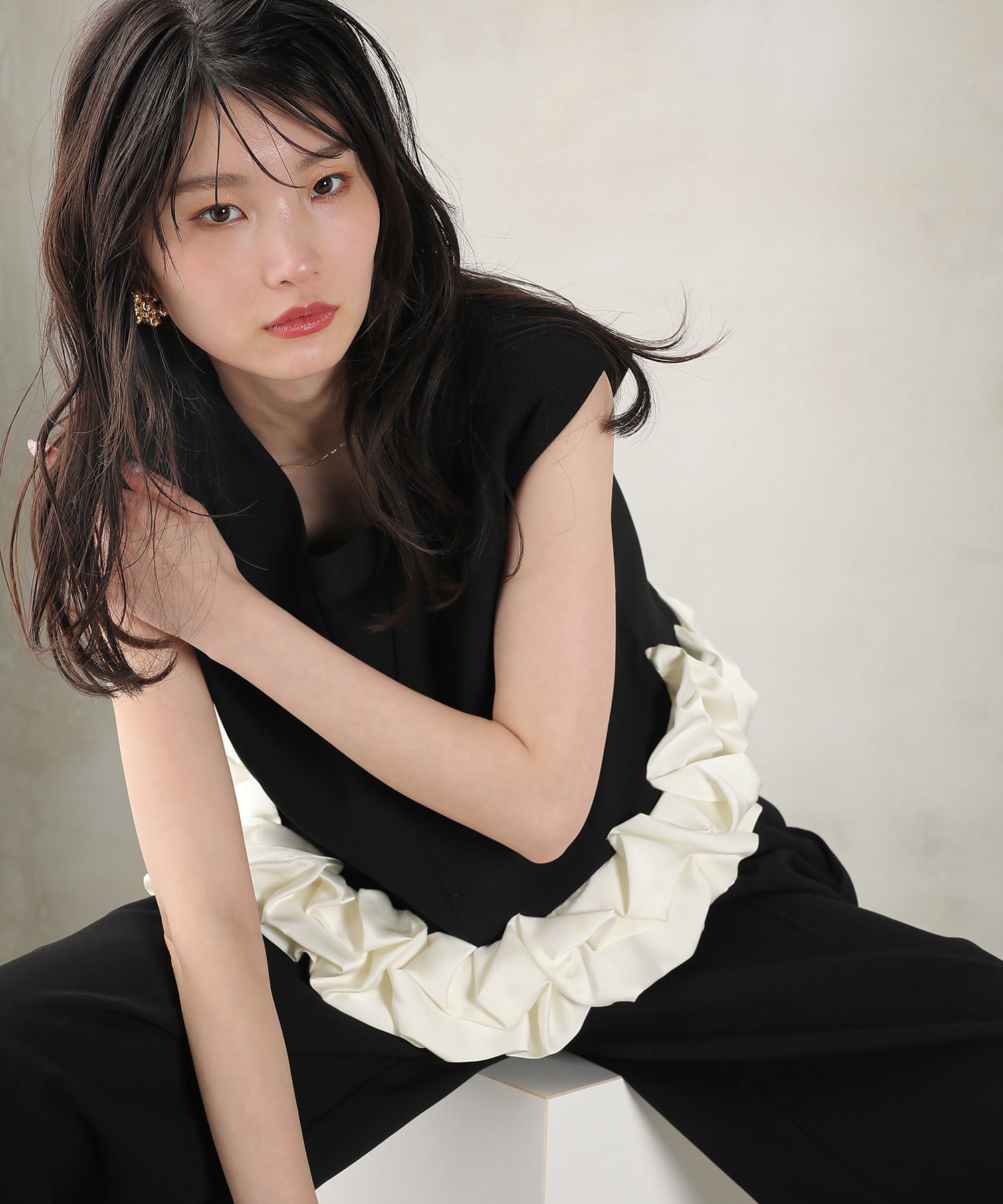 Vネックデザイン フリル ノースリーブ セットアップ パンツドレス