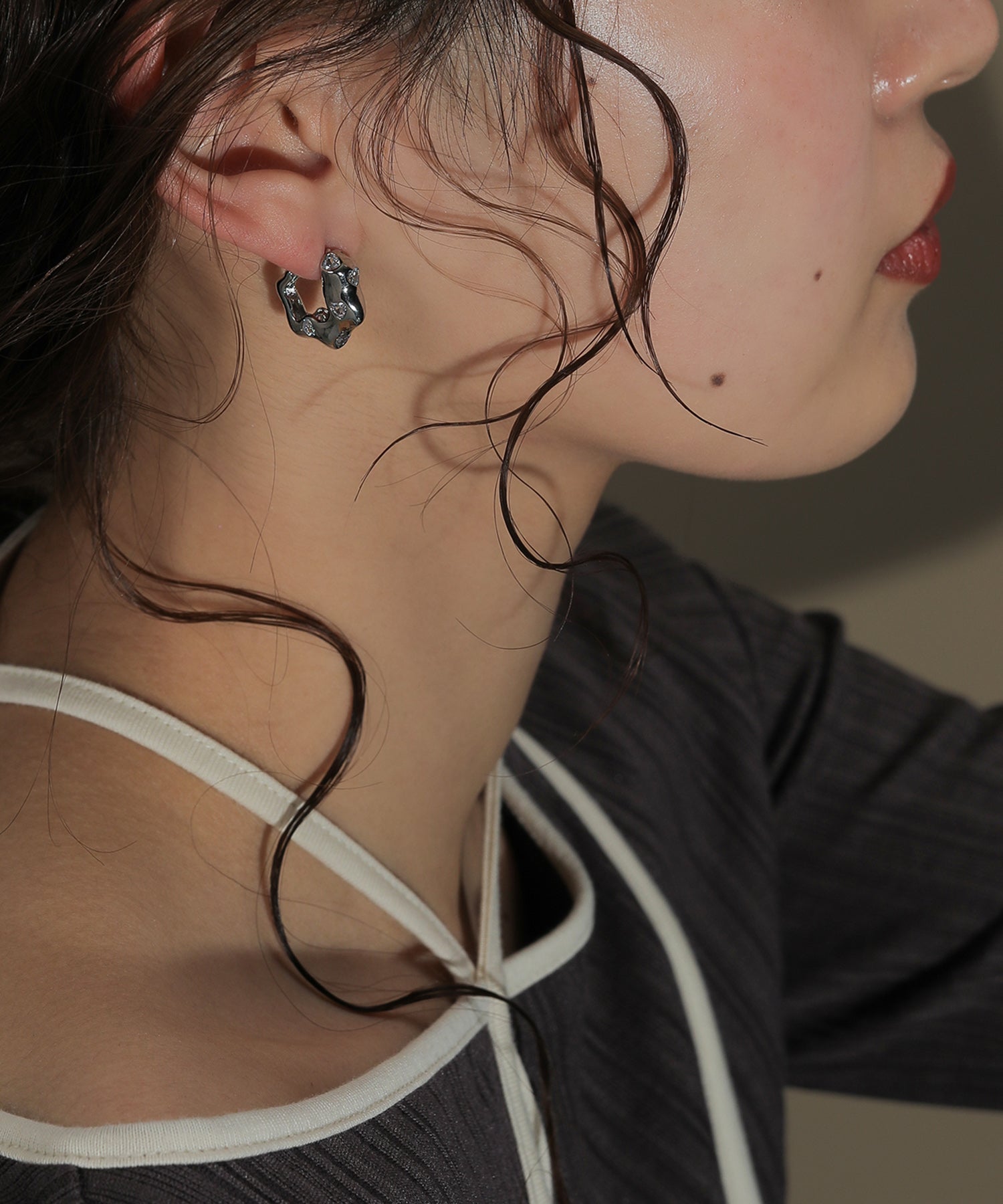 不規則 凹凸 フープ風 ビジュー ピアス ゴールド シルバー