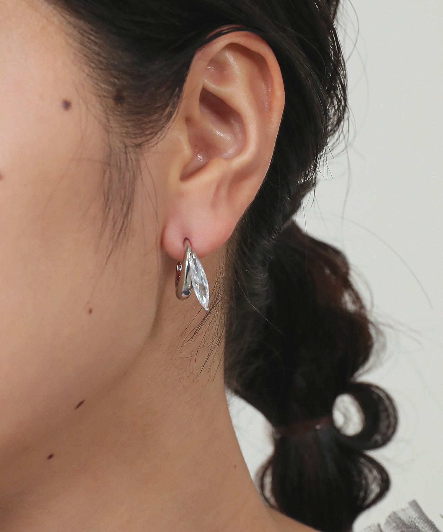 一粒 ビジュー ハーフフープピアス 結婚式 お呼ばれ パーティー オケージョン