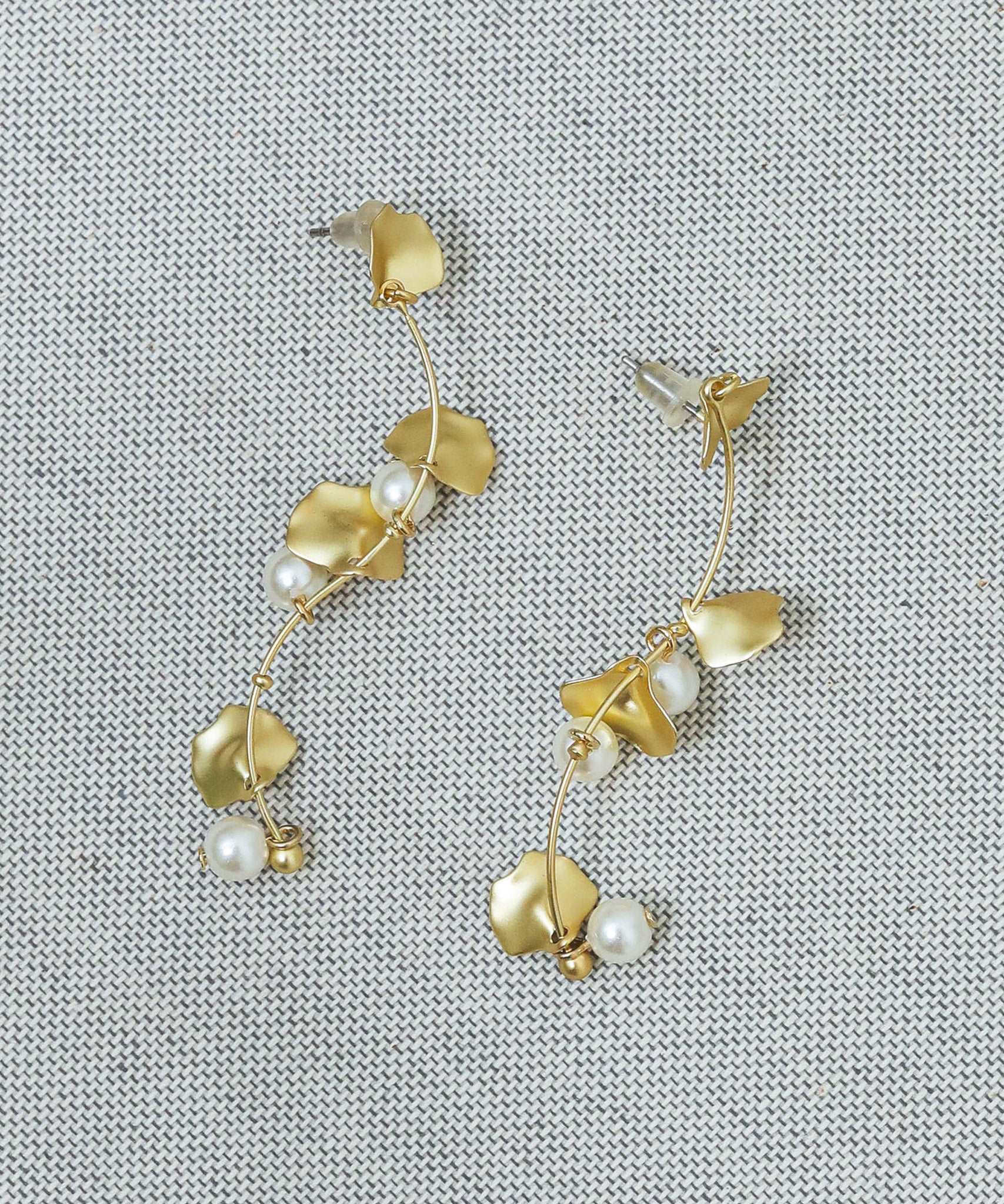 ウェーブ ライン 花びら パール ピアス