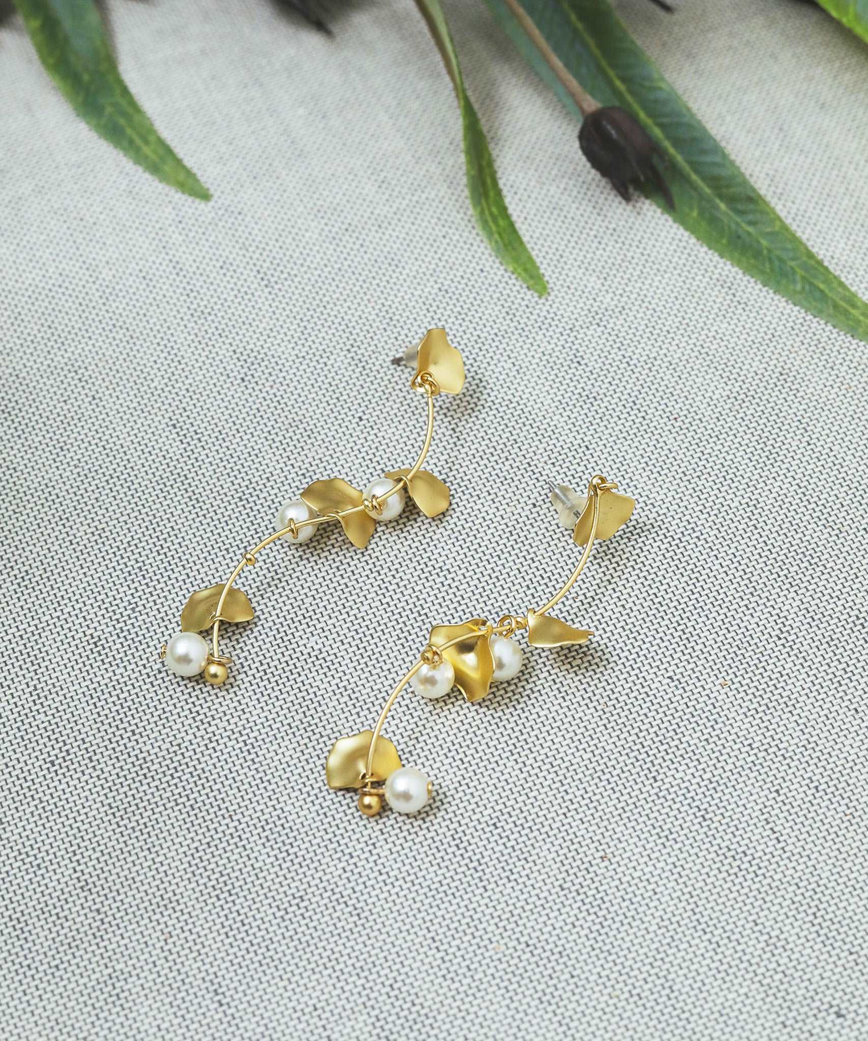 ウェーブ ライン 花びら パール ピアス