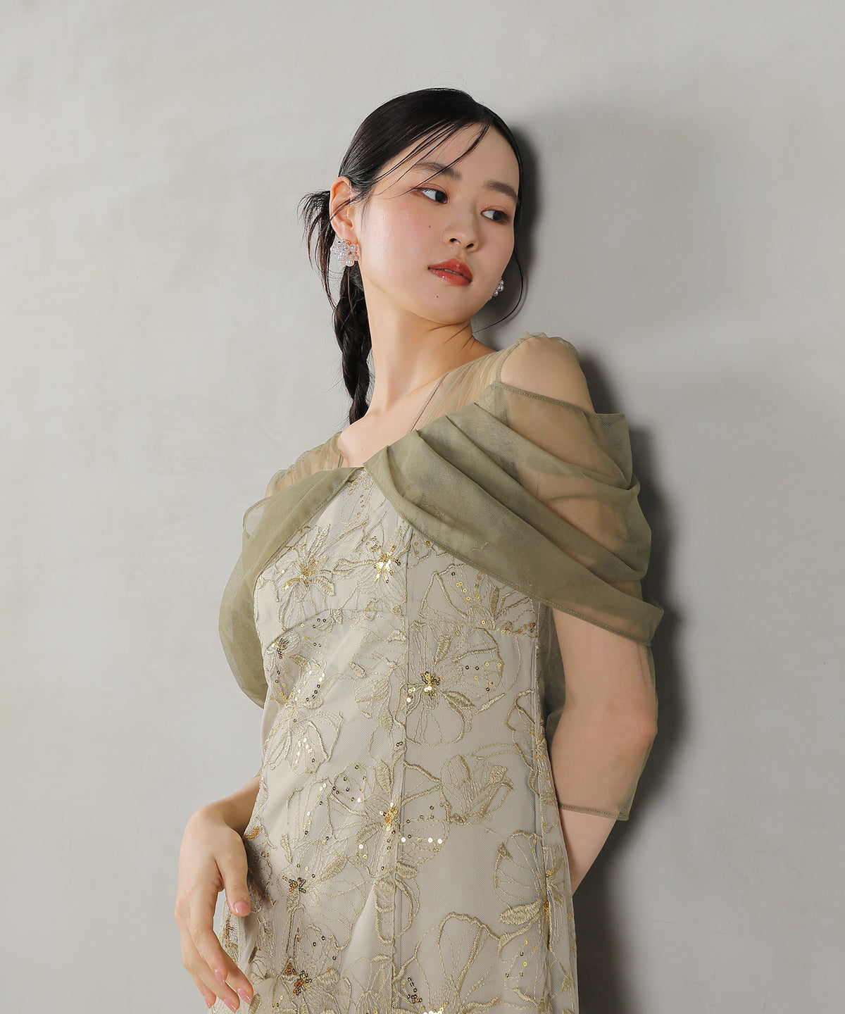 花柄刺繍スパンコールチュールドレープオフショル風ドレス