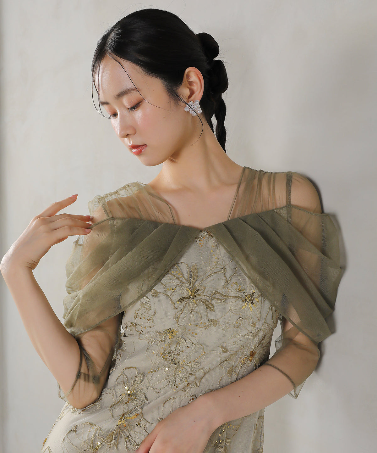 花柄刺繍スパンコールチュールドレープオフショル風ドレス