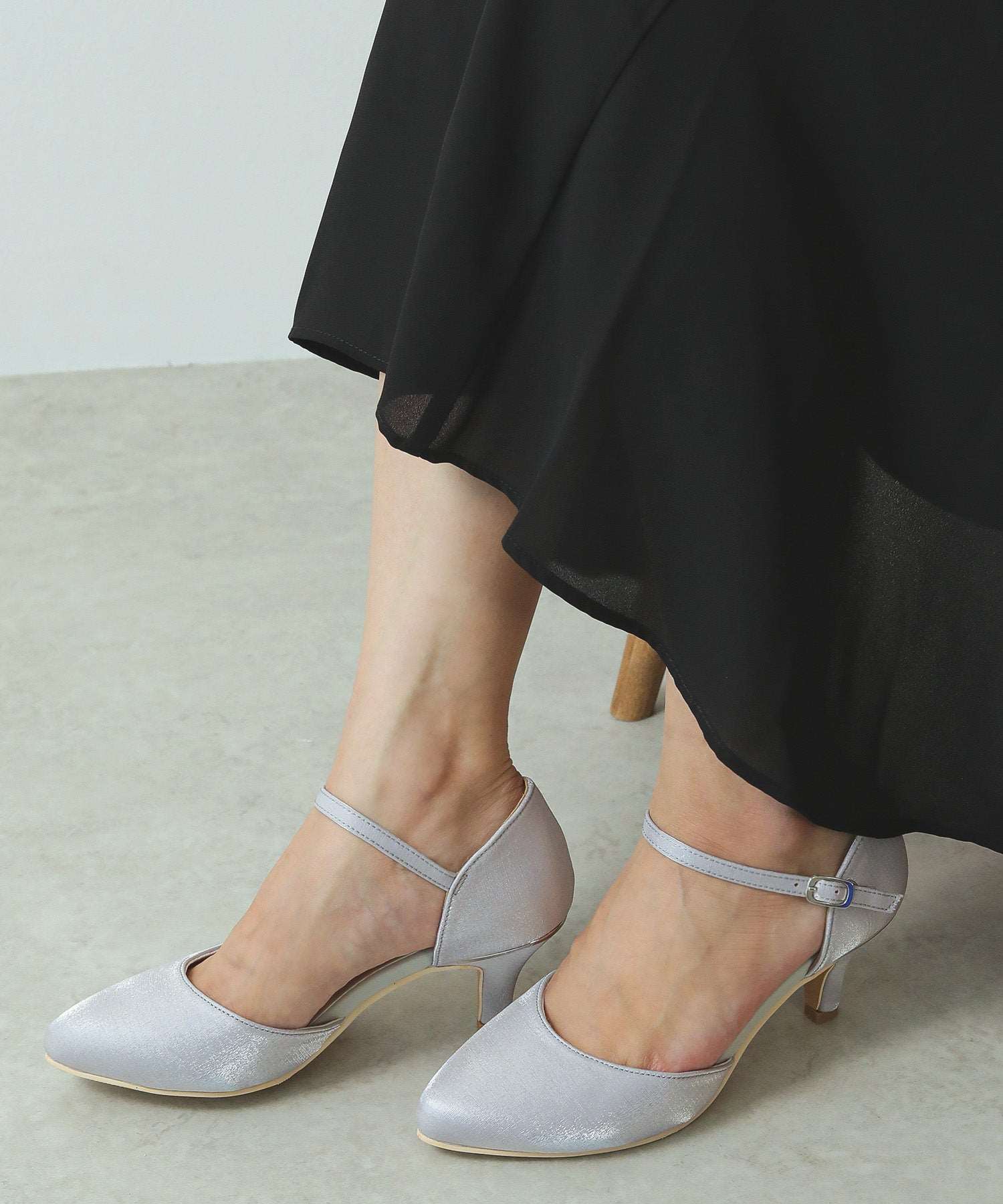 ストラップ付き シンプル パンプス