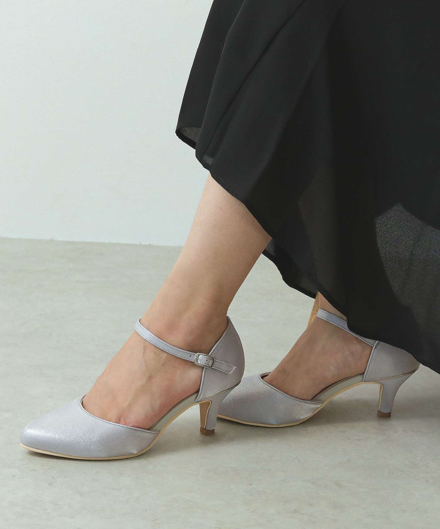 ストラップ付き シンプル パンプス