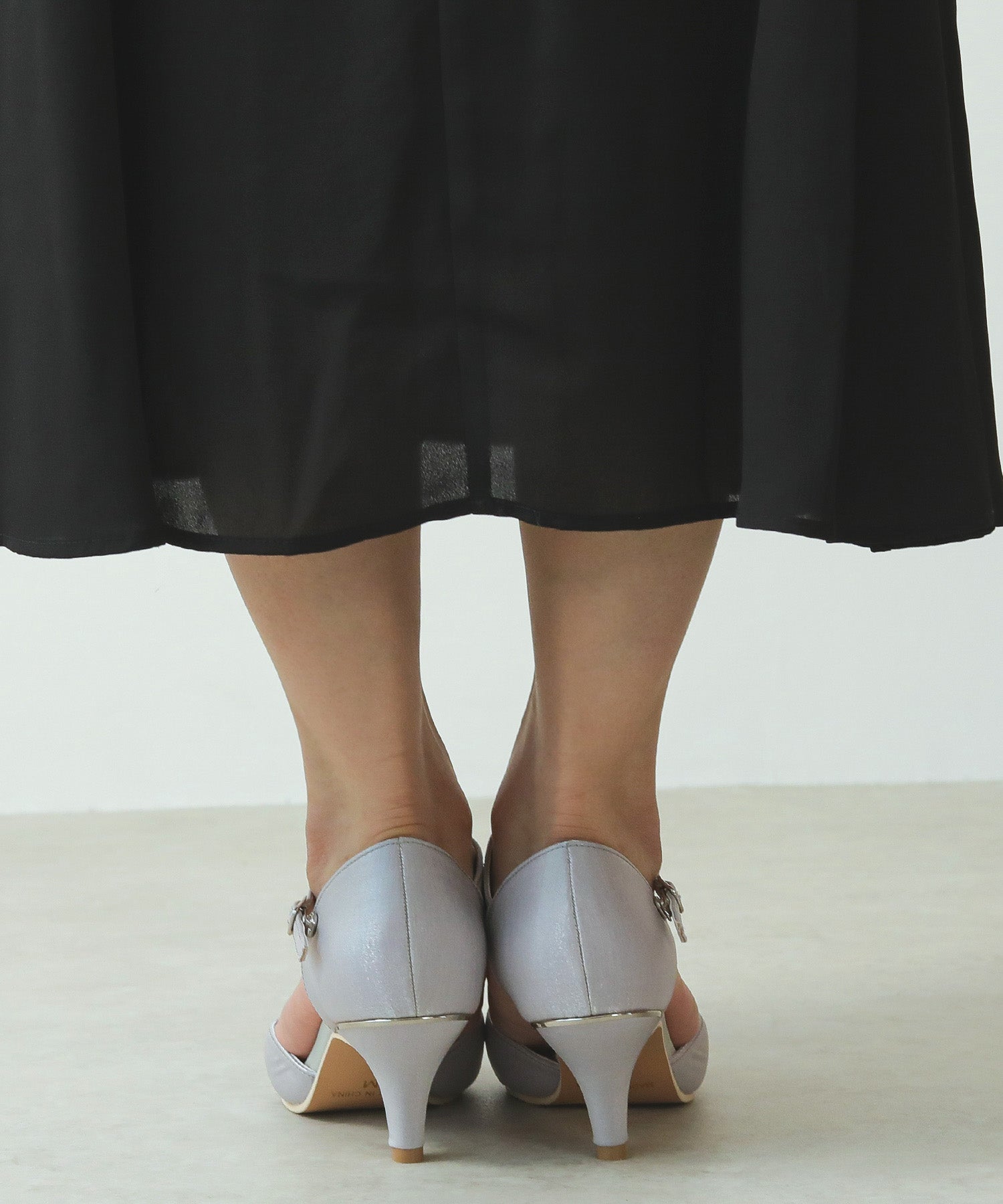 ストラップ付き シンプル パンプス