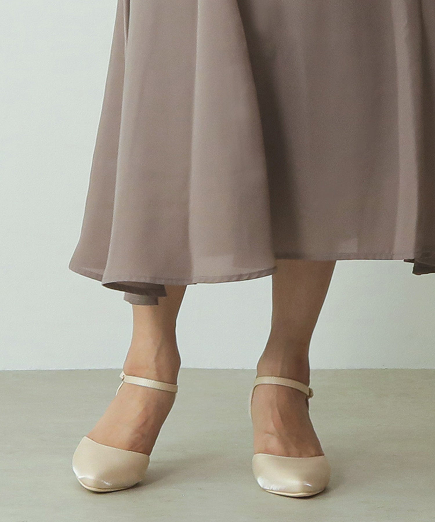 ストラップ付き シンプル パンプス