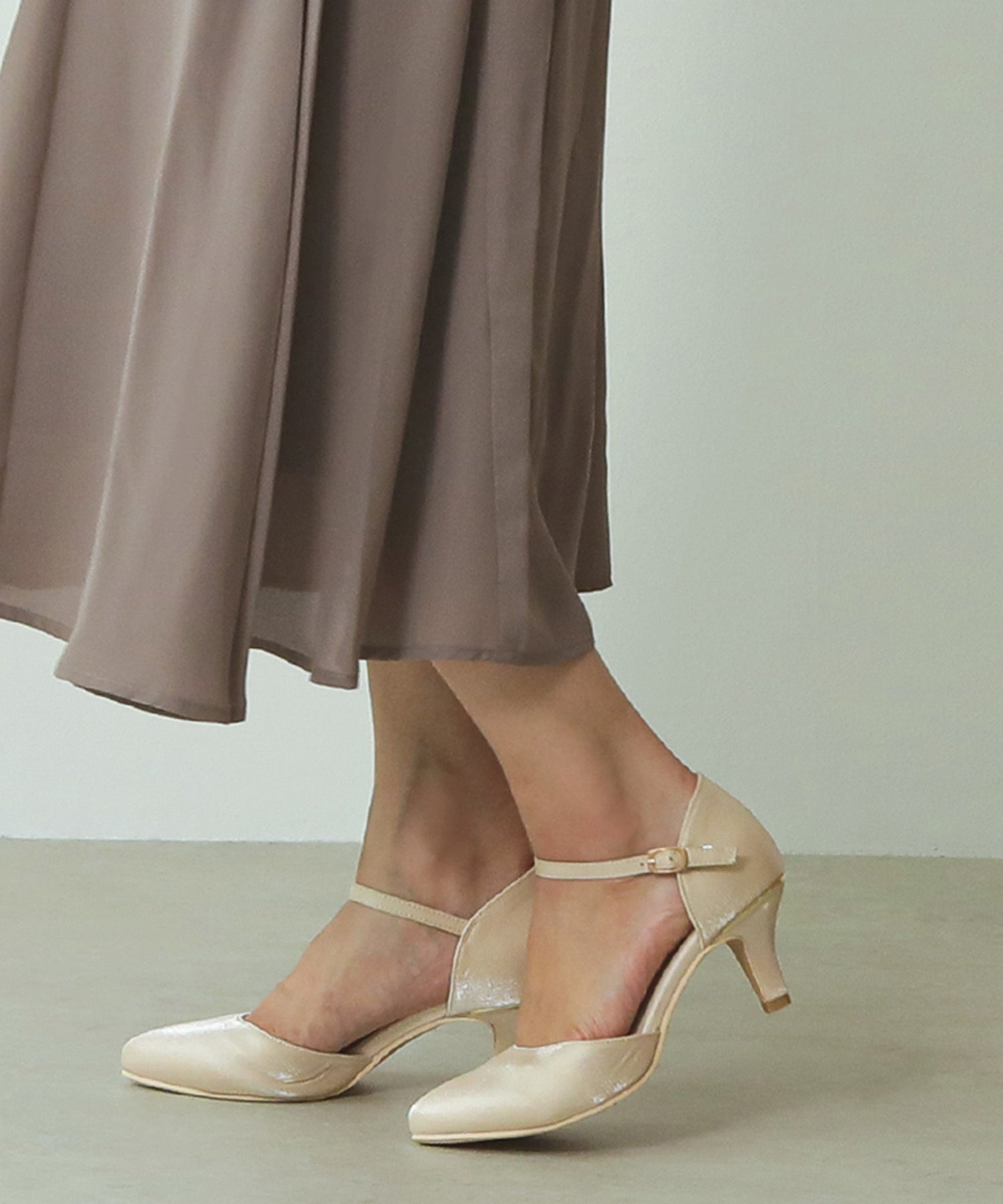ストラップ付き シンプル パンプス