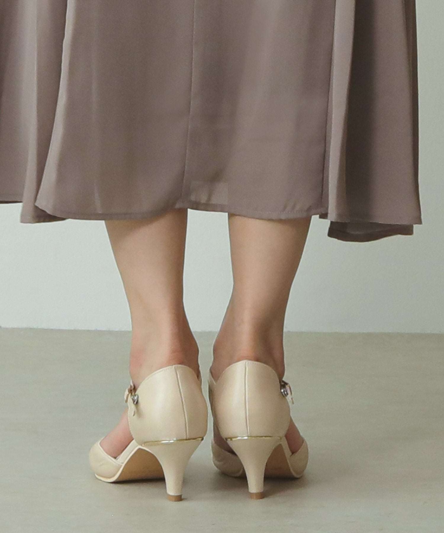 ストラップ付き シンプル パンプス