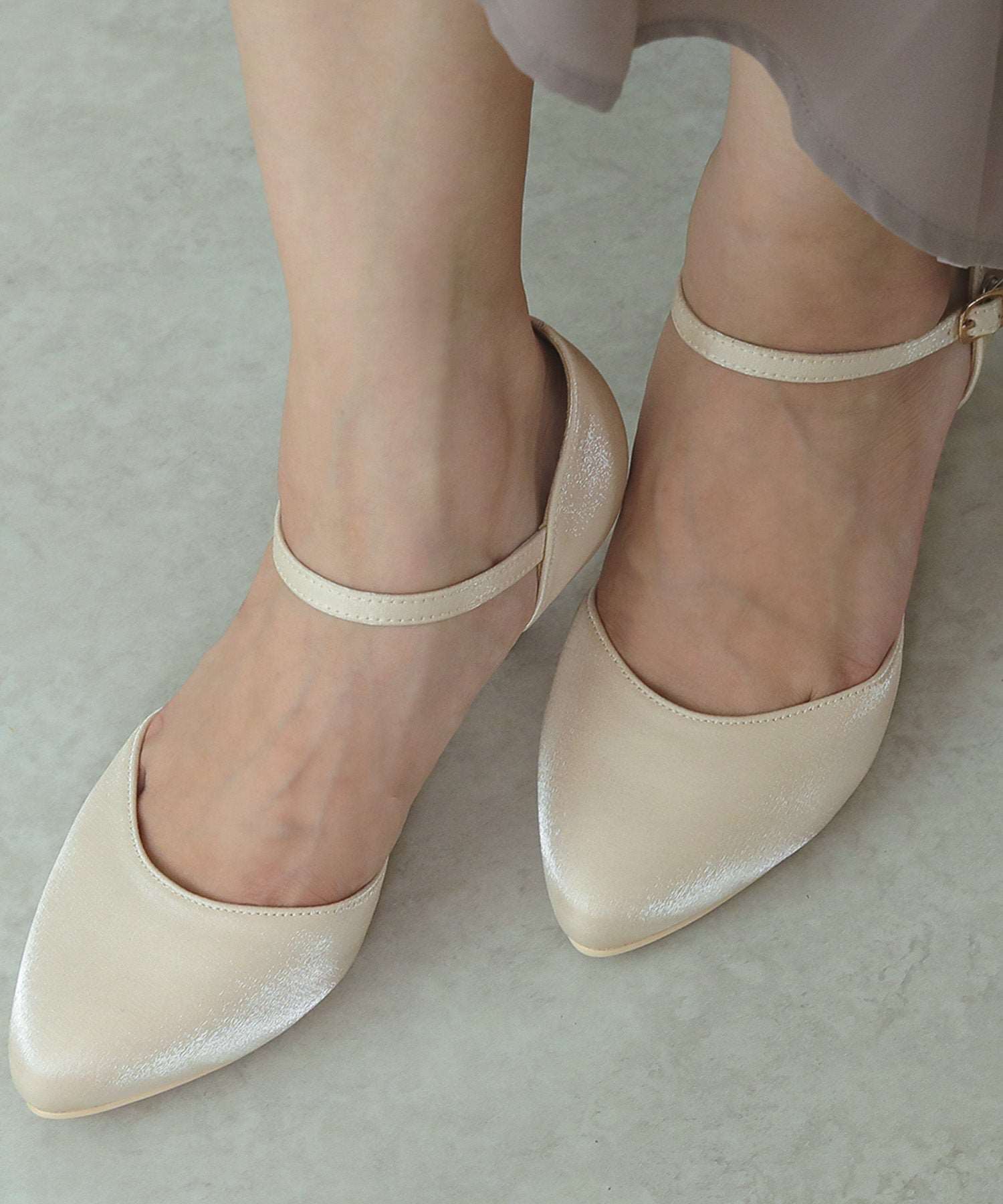 ストラップ付き シンプル パンプス