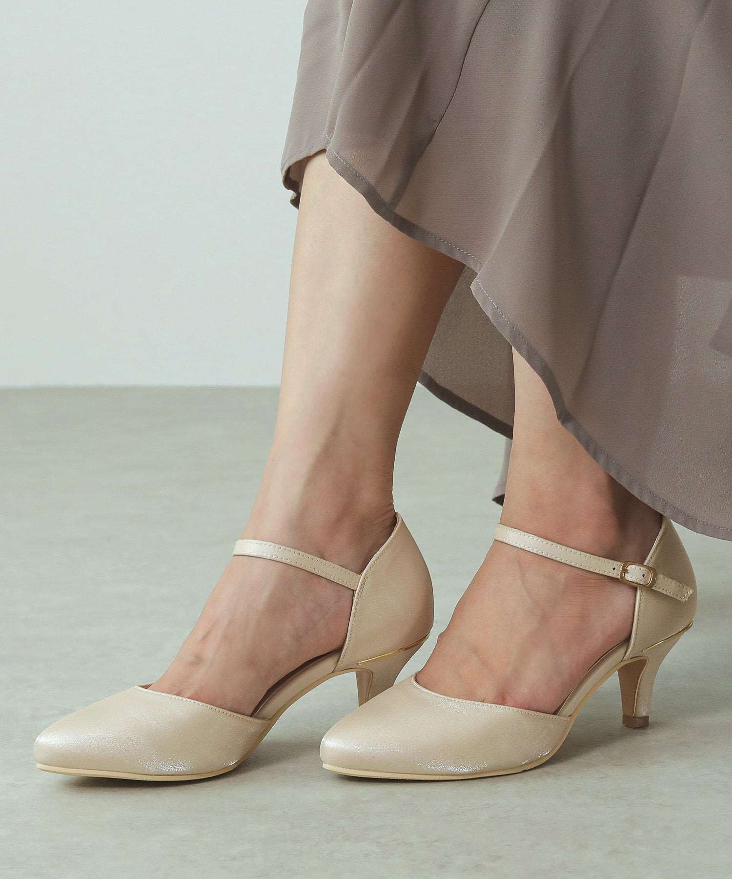 ストラップ付き シンプル パンプス
