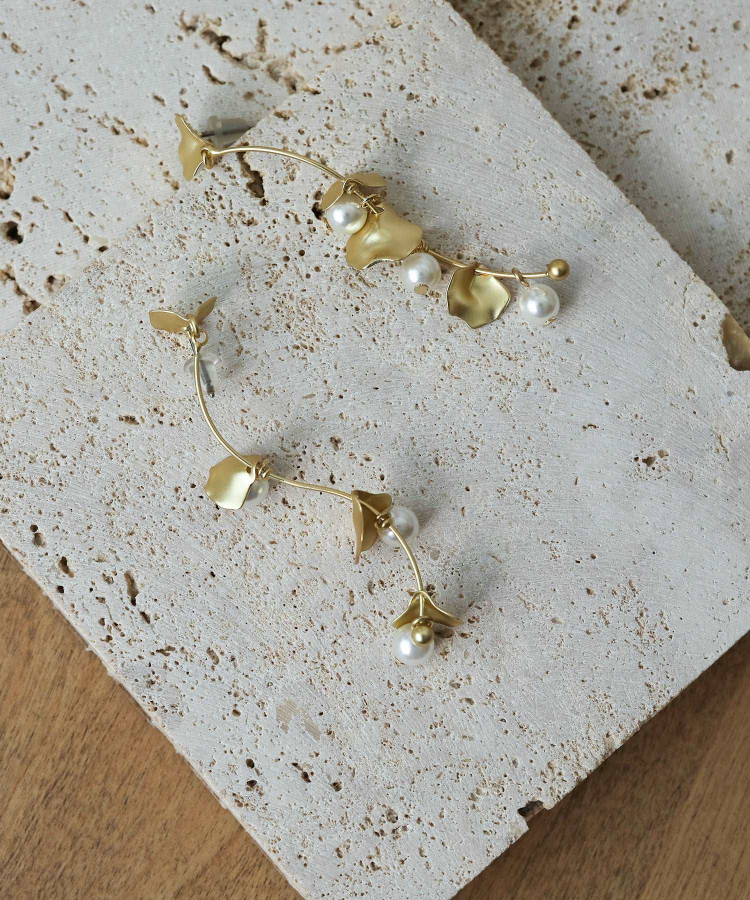 ウェーブ ライン 花びら パール ピアス