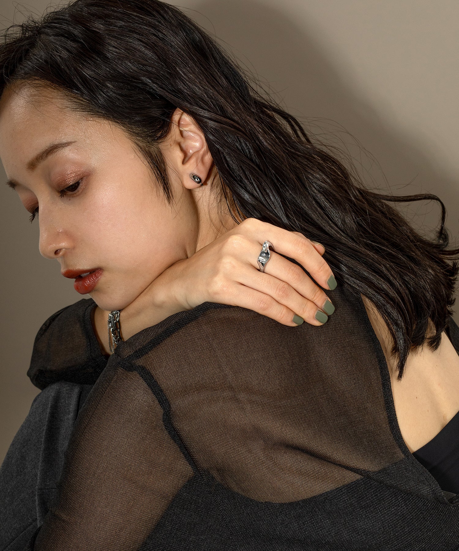 小さめ 艶感 ドロップ型 イヤリング 結婚式 デイリー