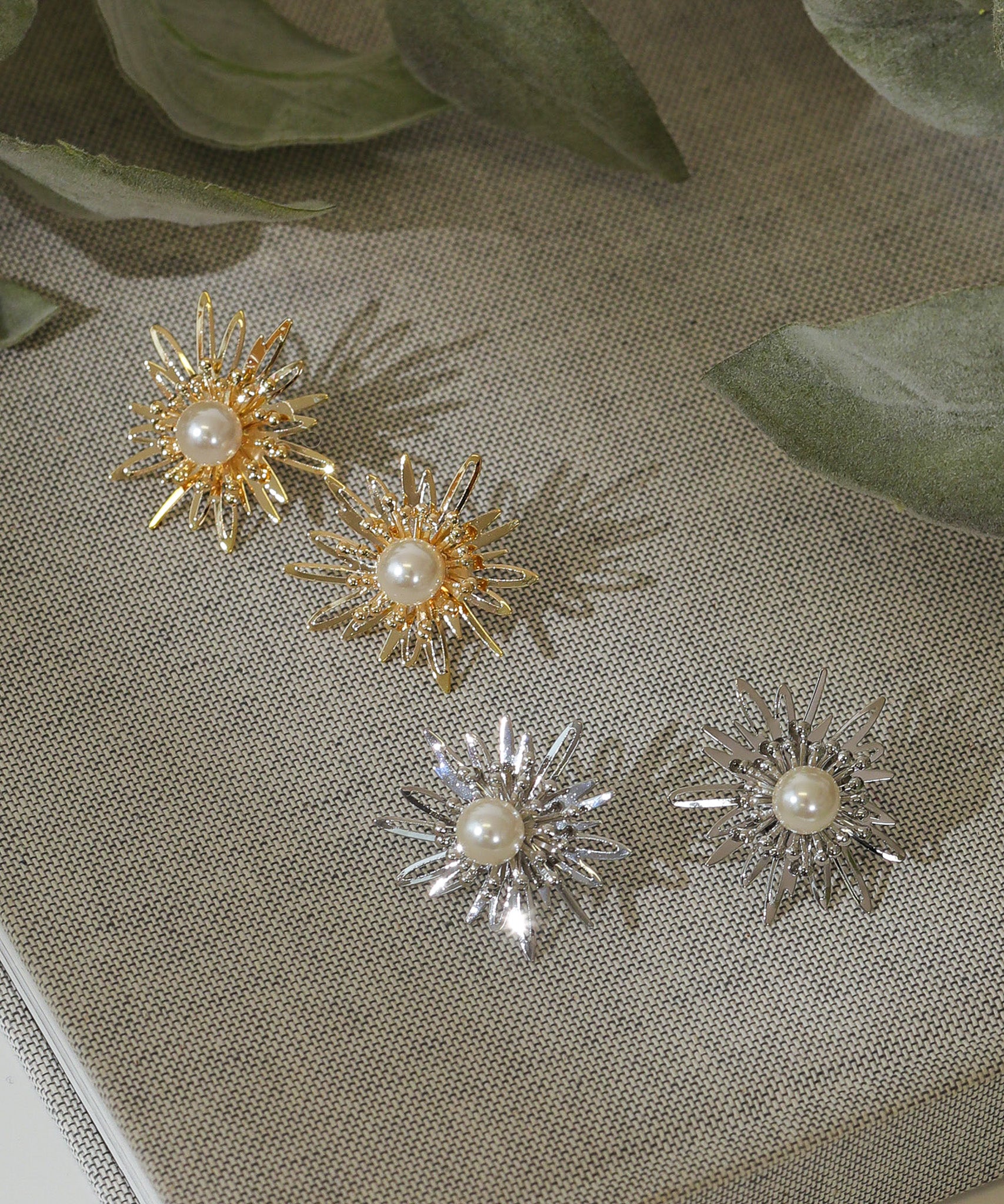 シャープ メタル フラワー ピアス
