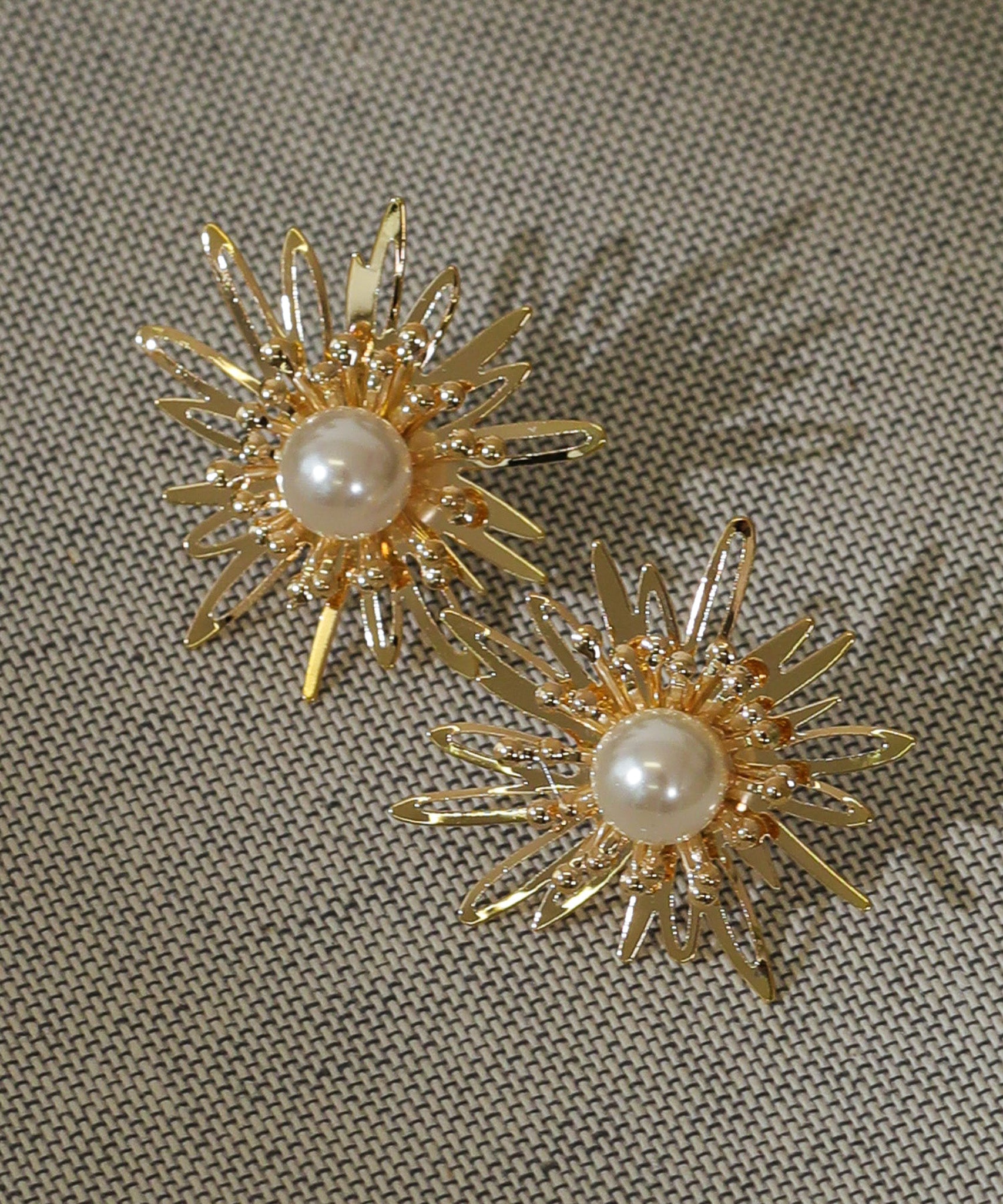シャープ メタル フラワー ピアス
