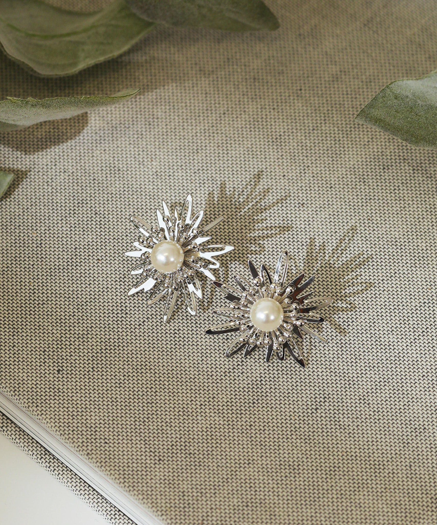 シャープ メタル フラワー ピアス