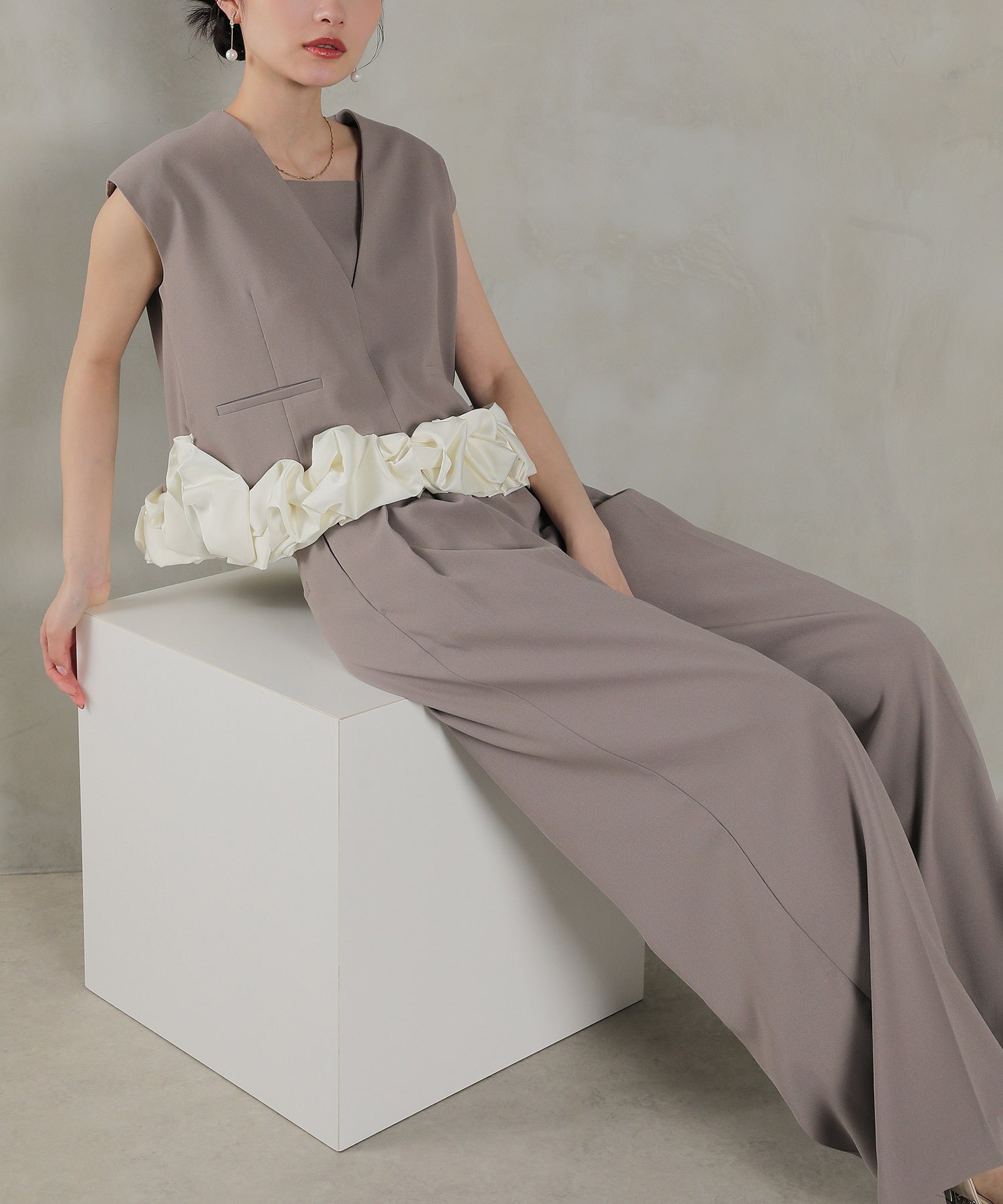 Vネックデザイン フリル ノースリーブ セットアップ パンツドレス