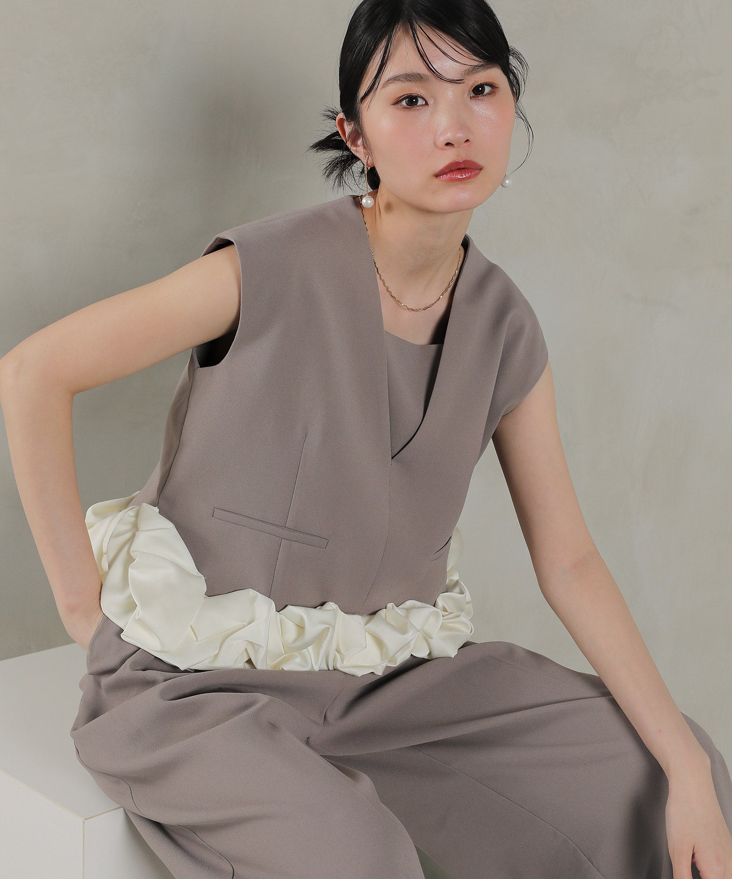 Vネックデザイン フリル ノースリーブ セットアップ パンツドレス