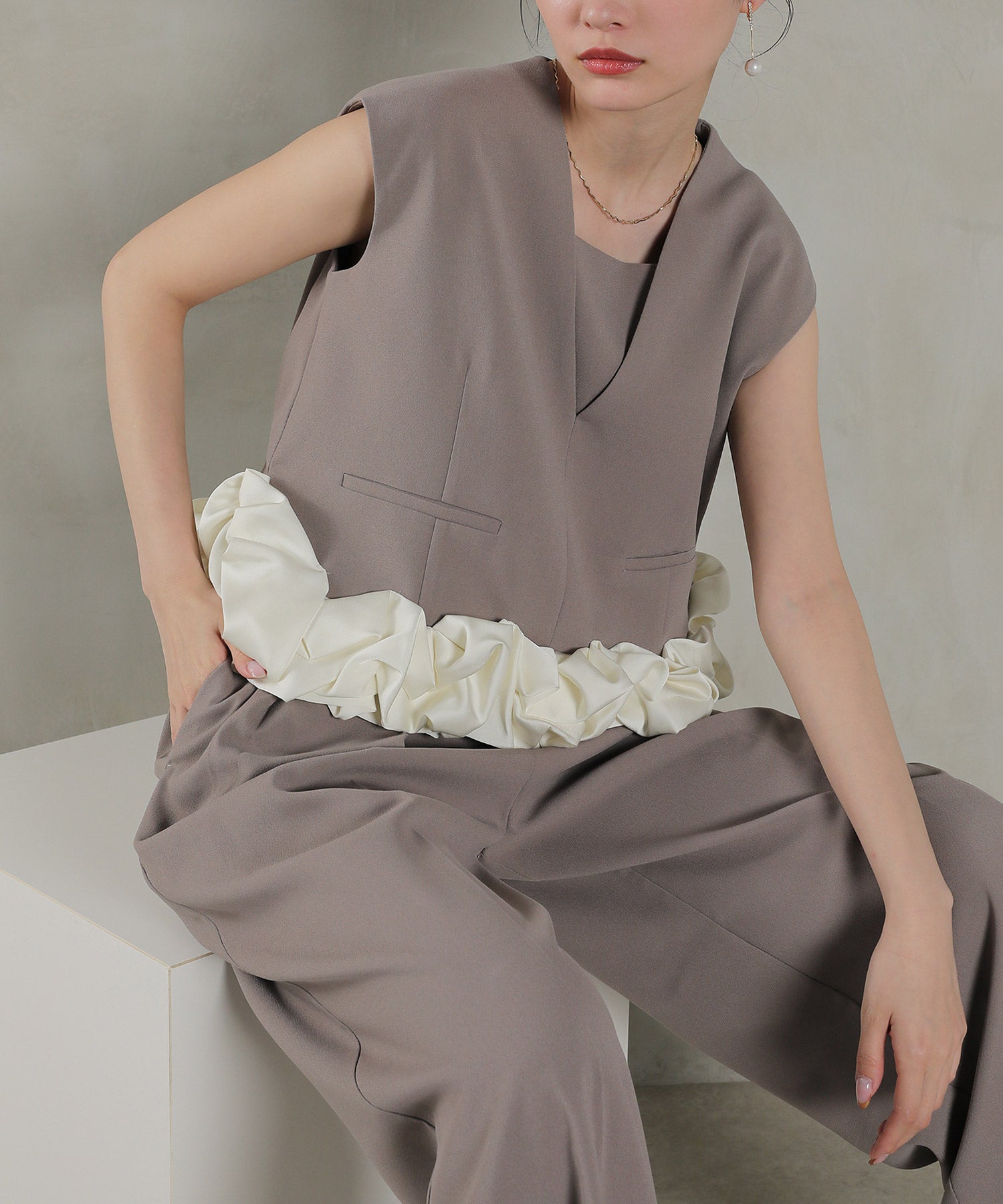 Vネックデザイン フリル ノースリーブ セットアップ パンツドレス