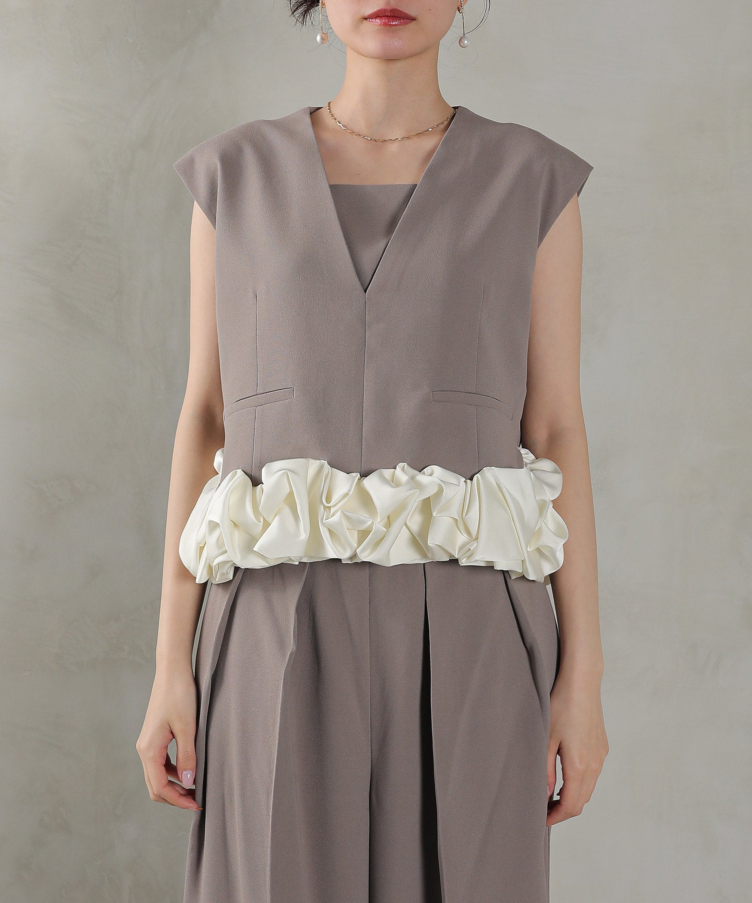 Vネックデザイン フリル ノースリーブ セットアップ パンツドレス