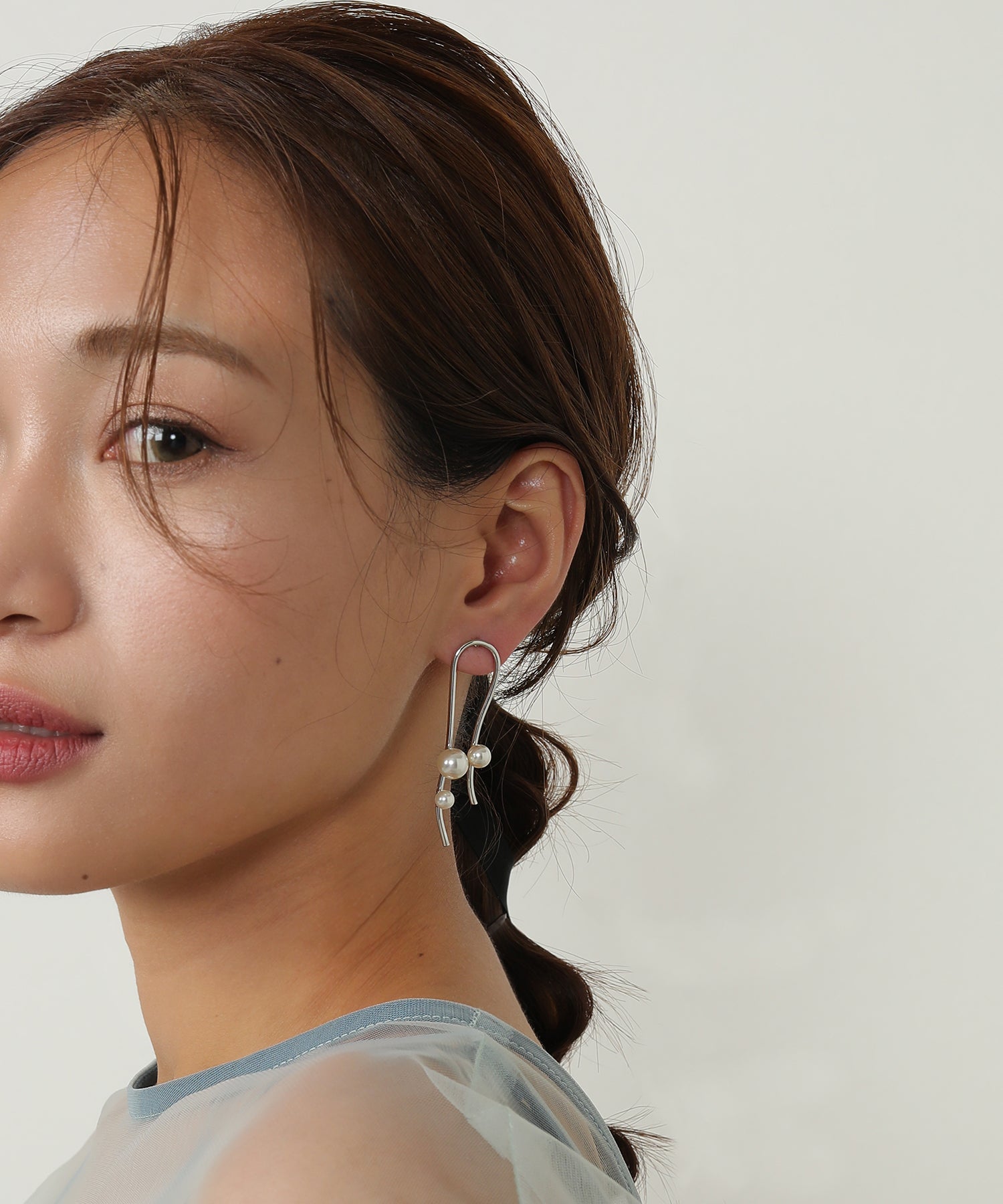 ニュアンスライン アシンメトリー ツイスト パール ピアス