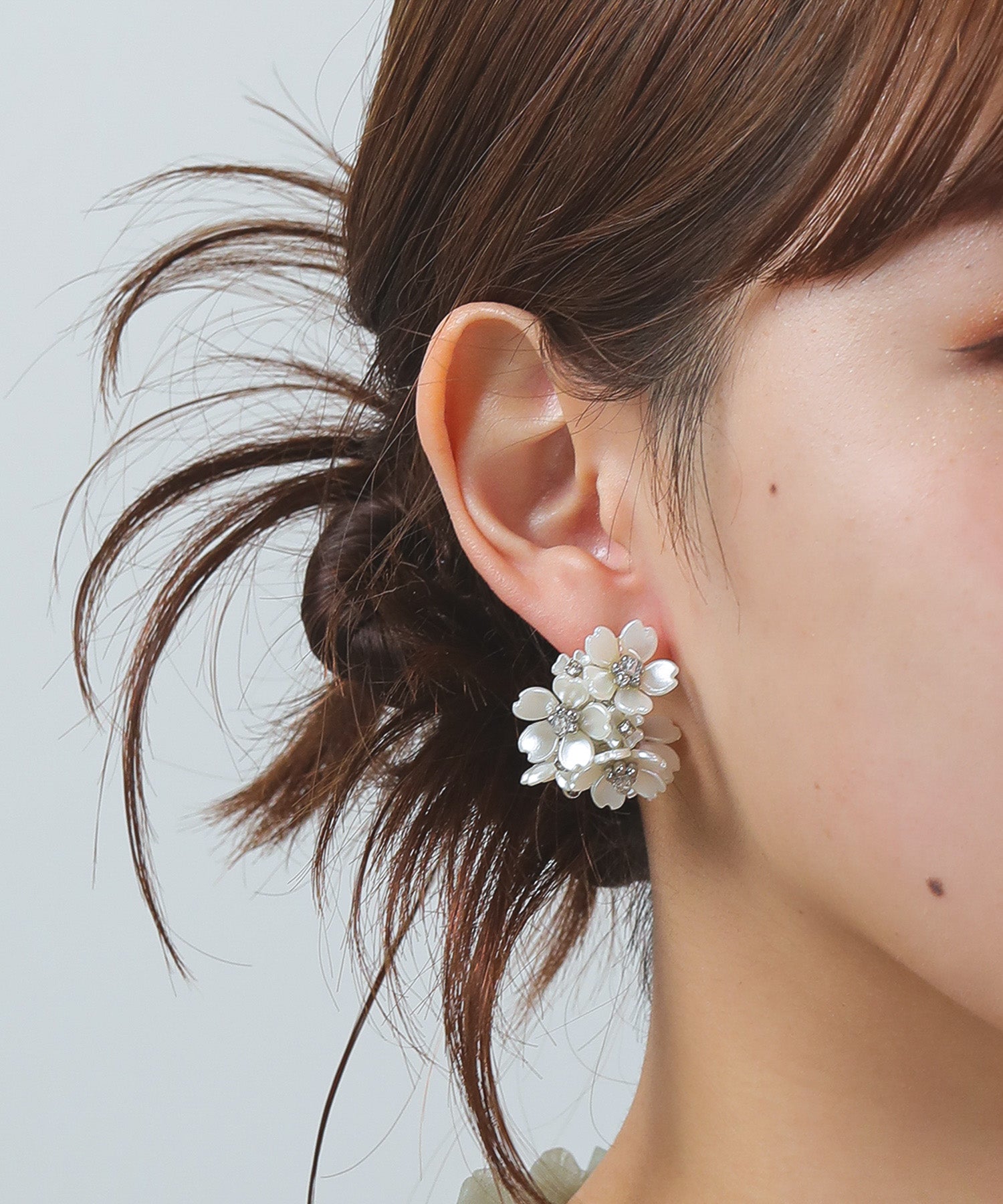 花 モチーフ ハーフ フープ ピアス