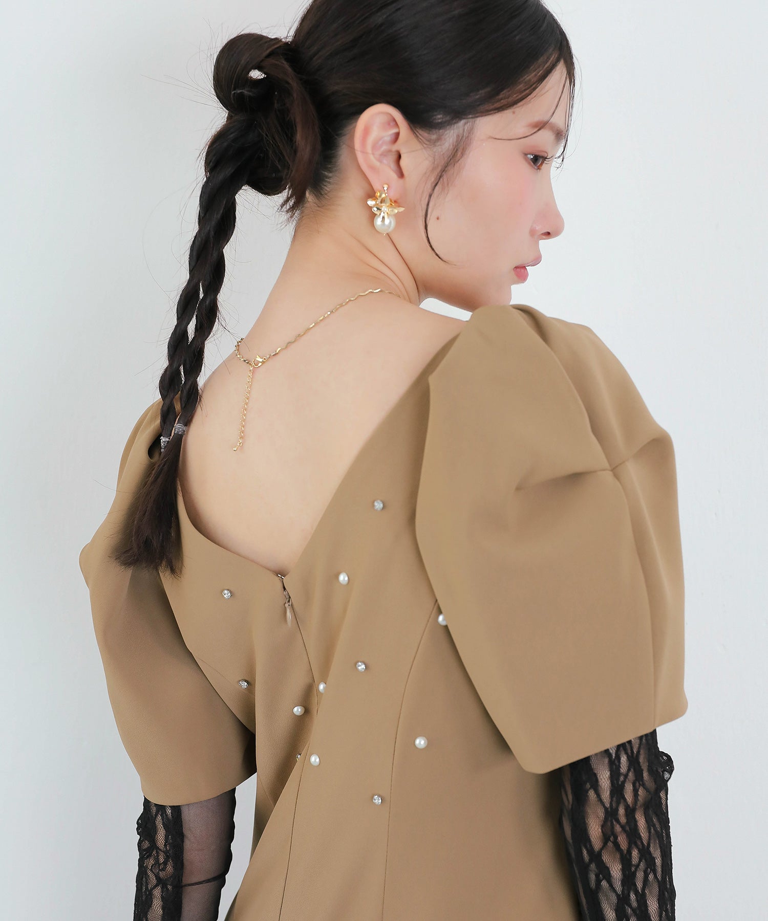 レースアームカバー付き ドレープ パフスリーブ Iライン ワンピースドレス