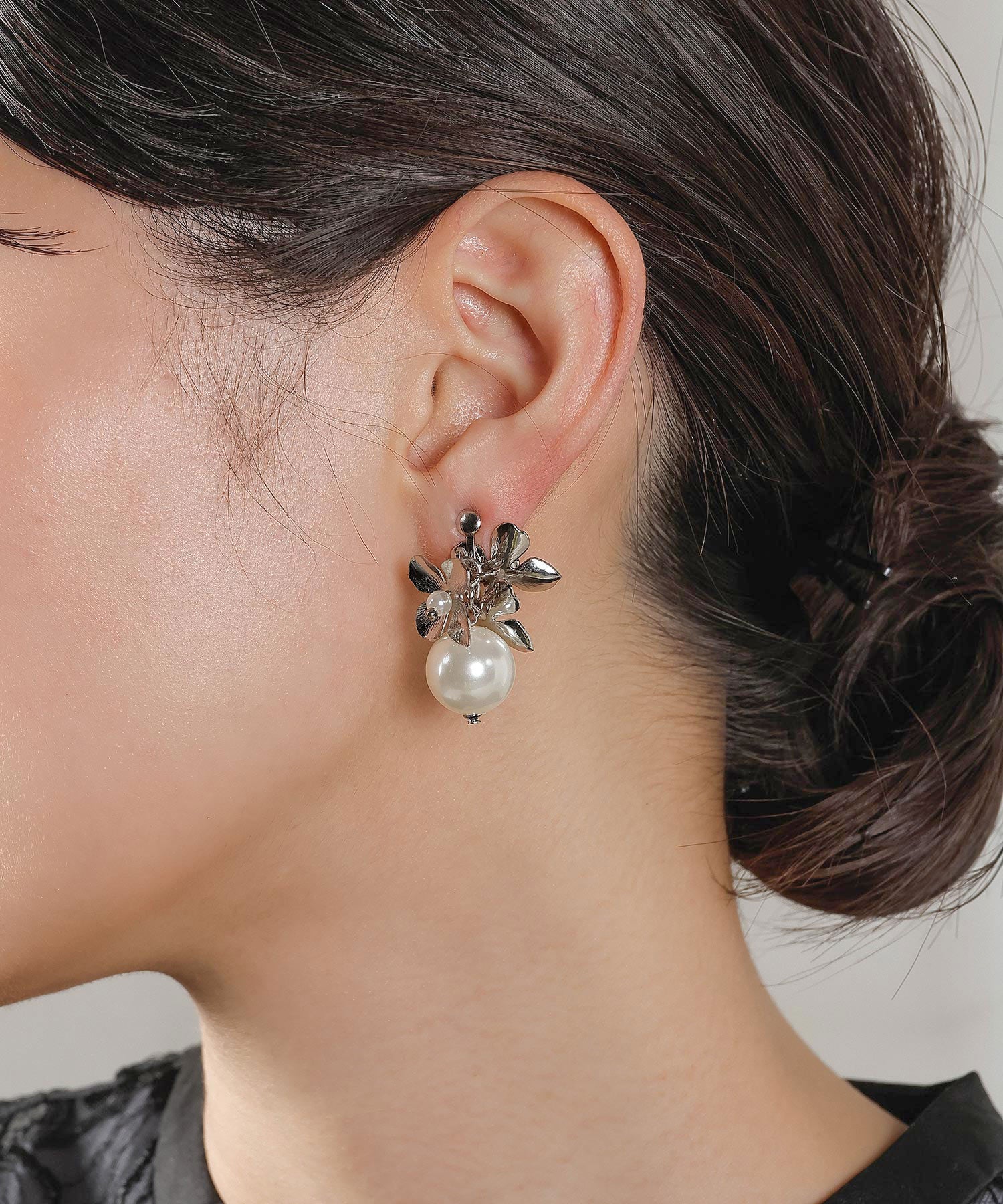 フラワーメタル 大粒パール イヤリング