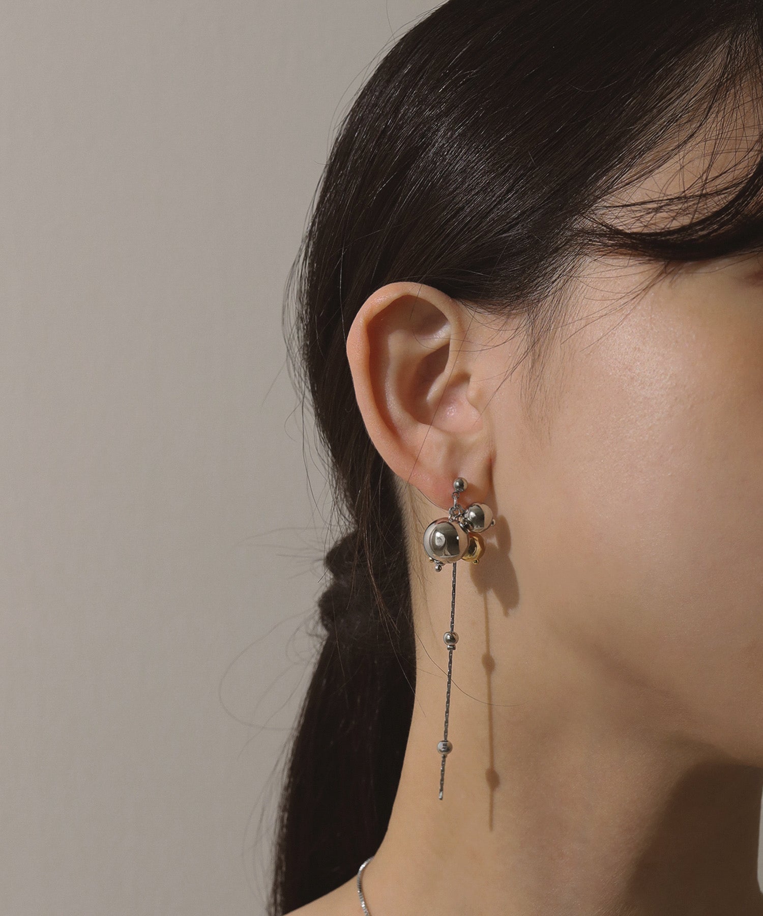 メタルボール ロングチェーン ピアス