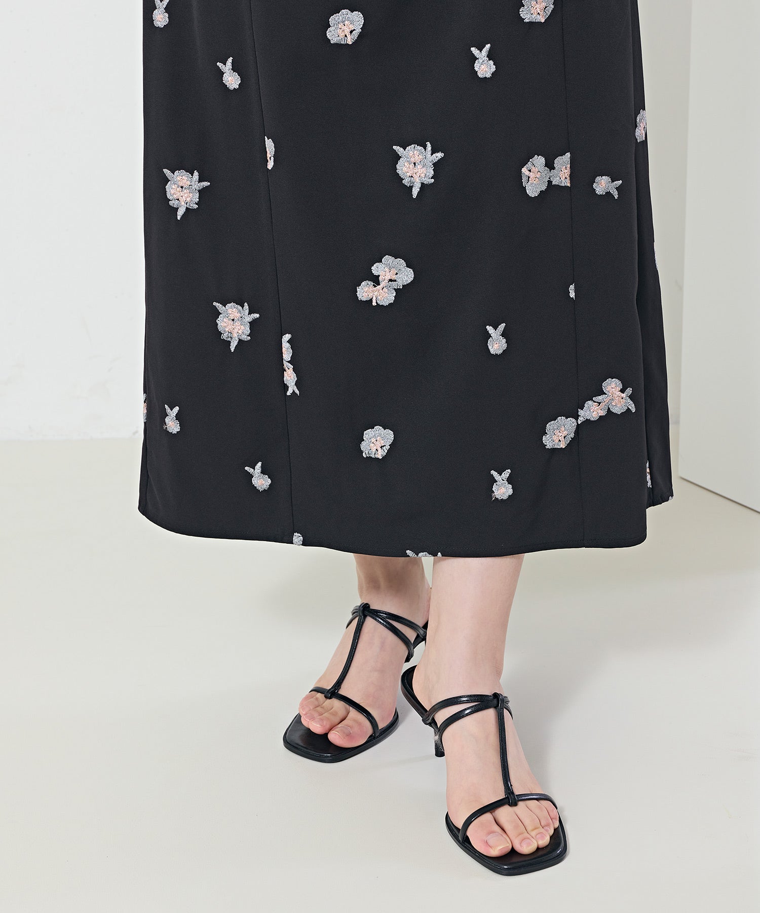 花柄刺繍ドレープパフスリーブドレス