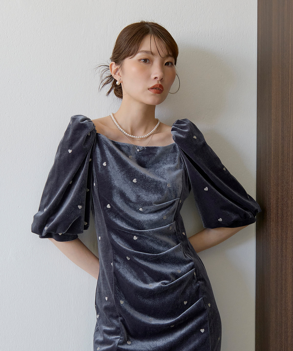 ハート刺繍ベロアスクエアネックドレープボリューム袖ドレス