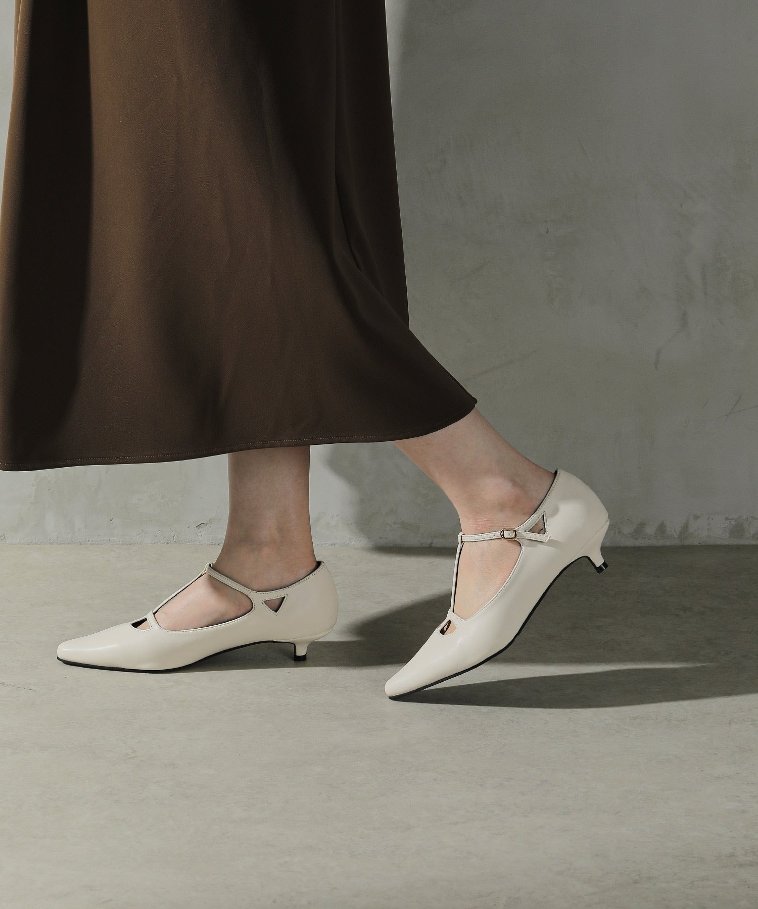 クロス ストラップ ローヒール パンプス