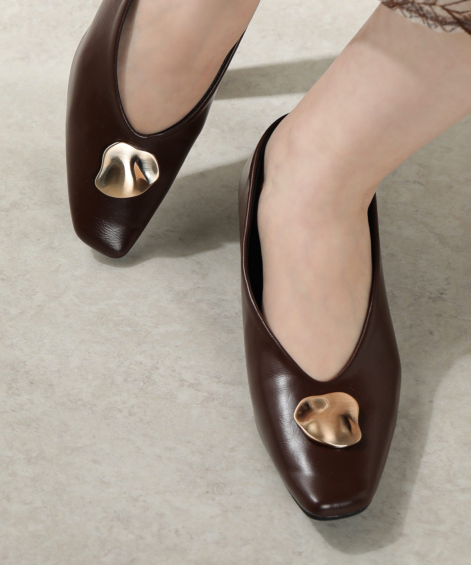 ニュアンスメタル ローヒール フラットパンプス