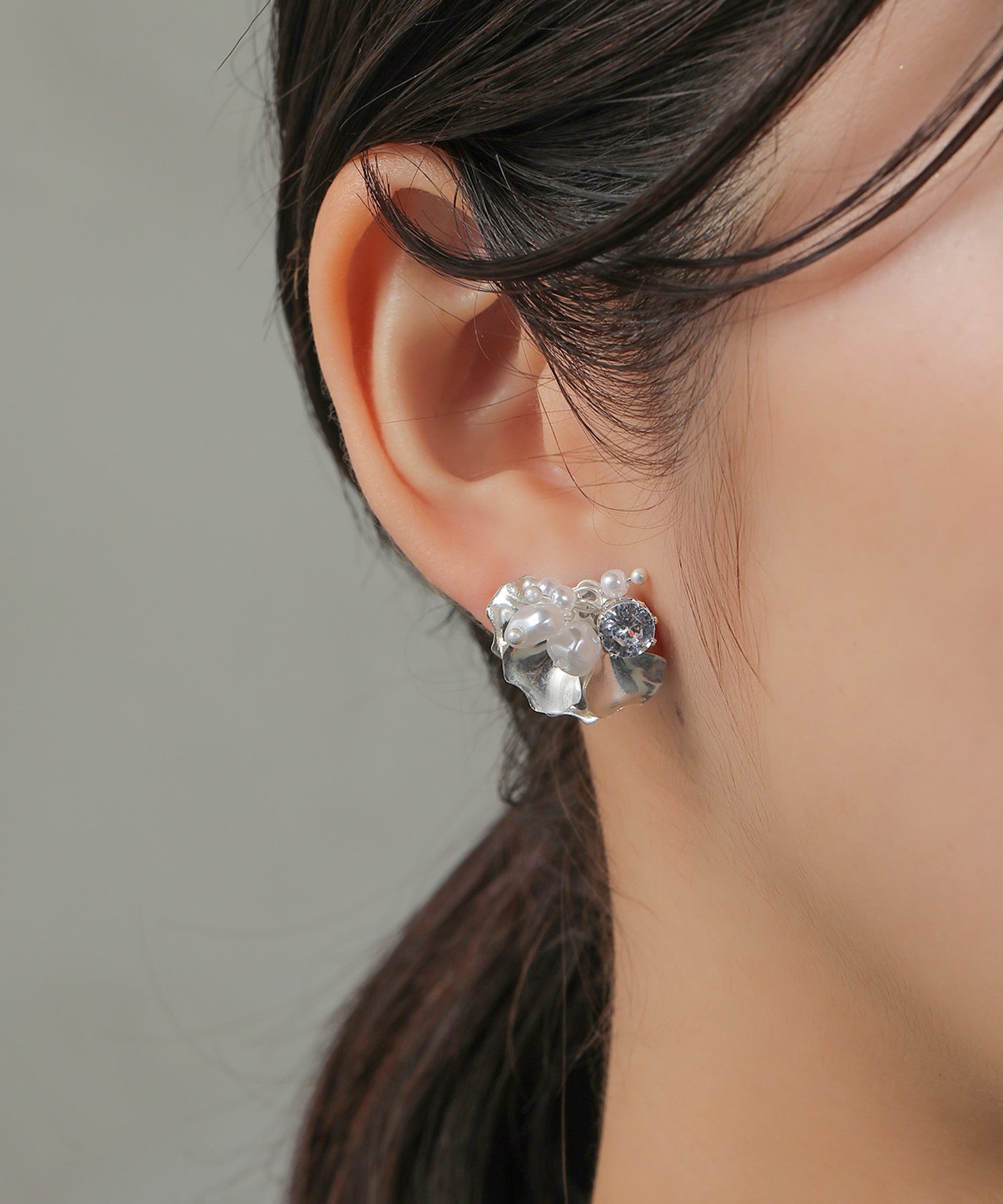 カナミビジュー ピアス ミルクガラス小花