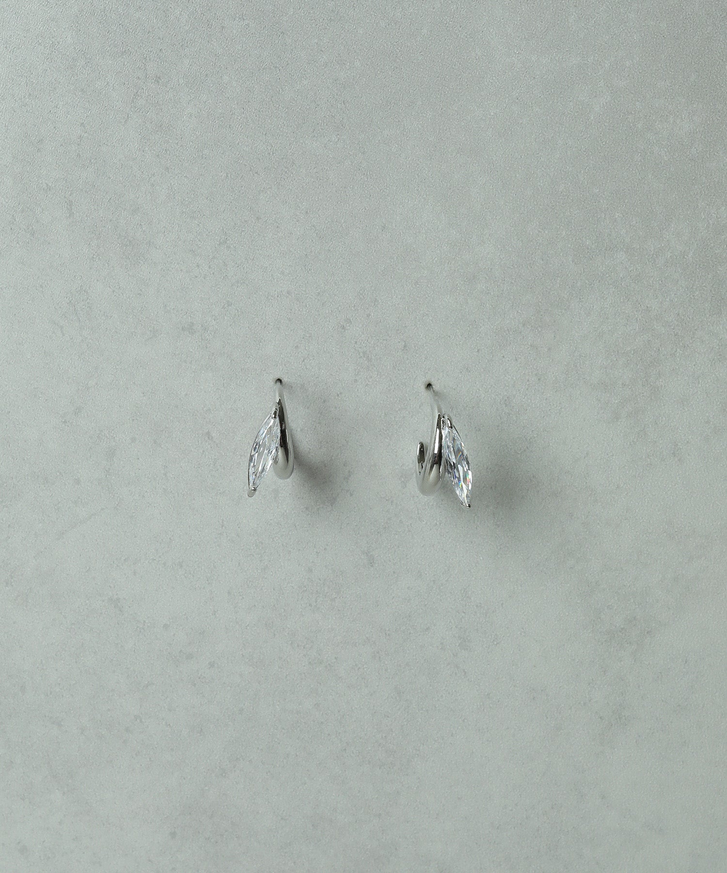 一粒 ビジュー ハーフフープピアス 結婚式 お呼ばれ パーティー オケージョン