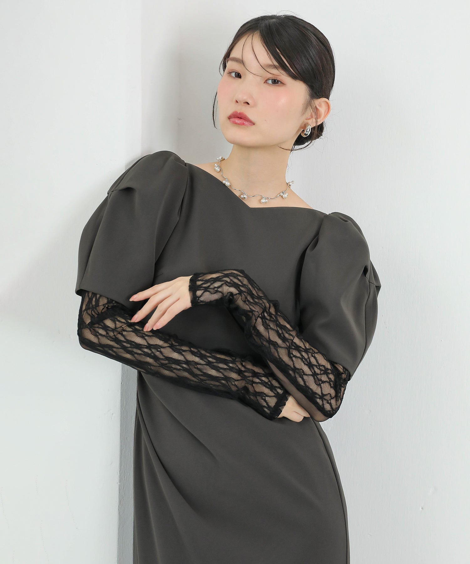 レースアームカバー付き ドレープ パフスリーブ Iライン ワンピースドレス