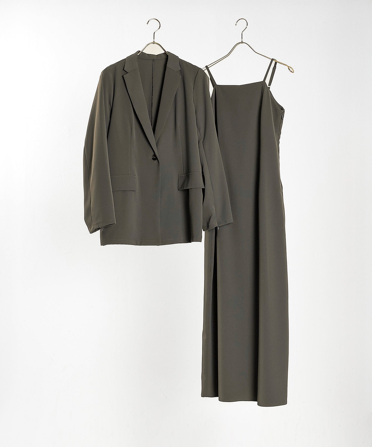 チャコールグレー