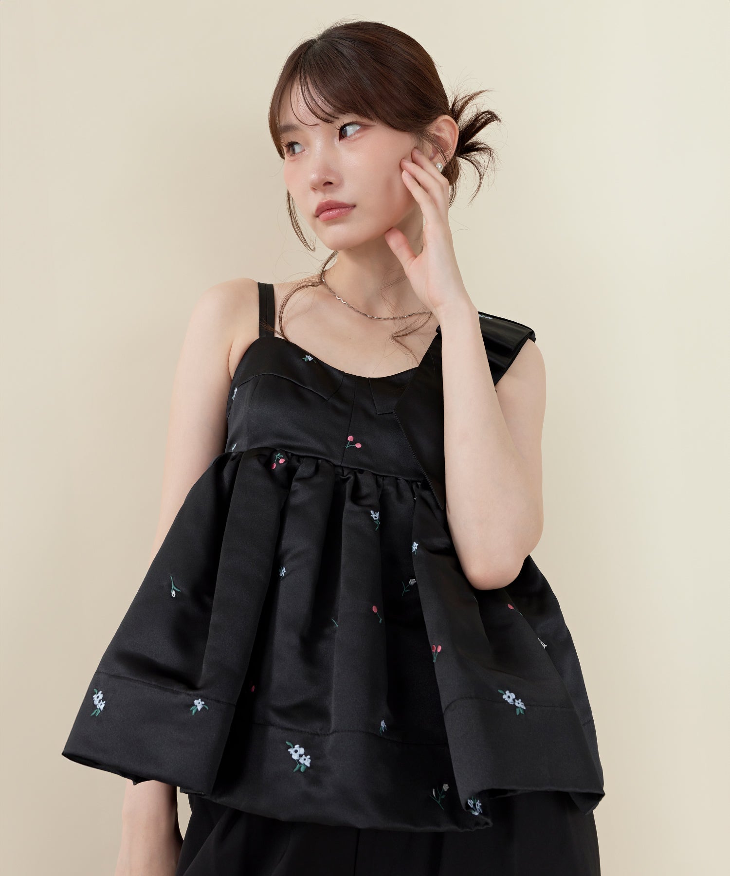 ボリュームリボン花柄刺繍ペプラムセットアップ