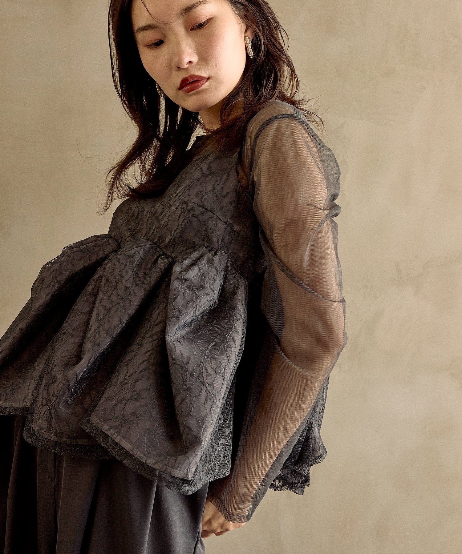 オーバーレースペプラムシアーインナーパンツセットアップ