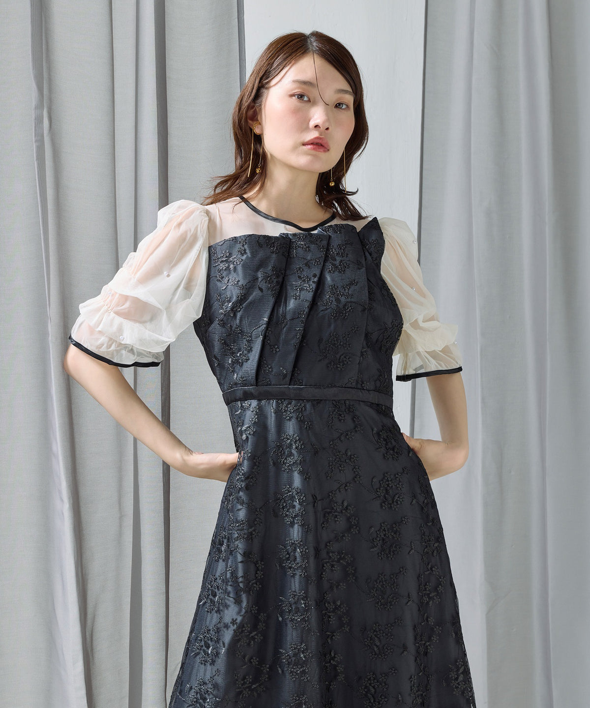 フロントプリーツ刺繍レースフレアワンピースドレス