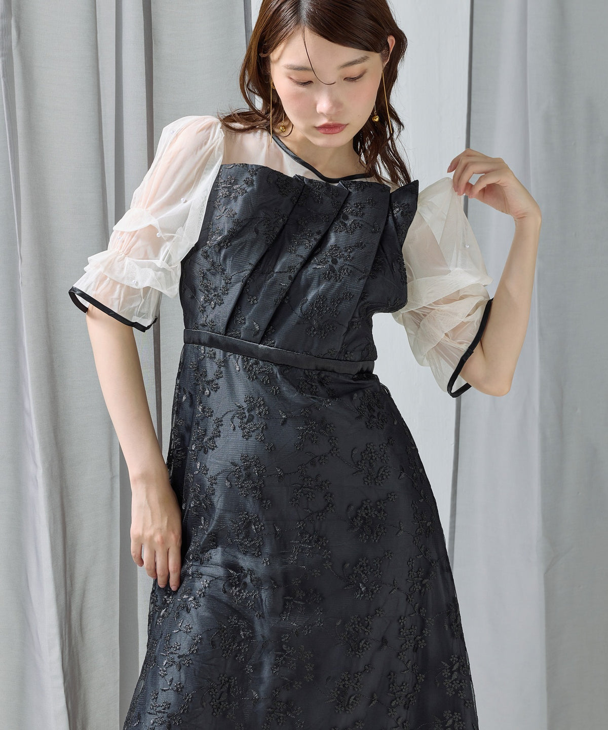フロントプリーツ刺繍レースフレアワンピースドレス