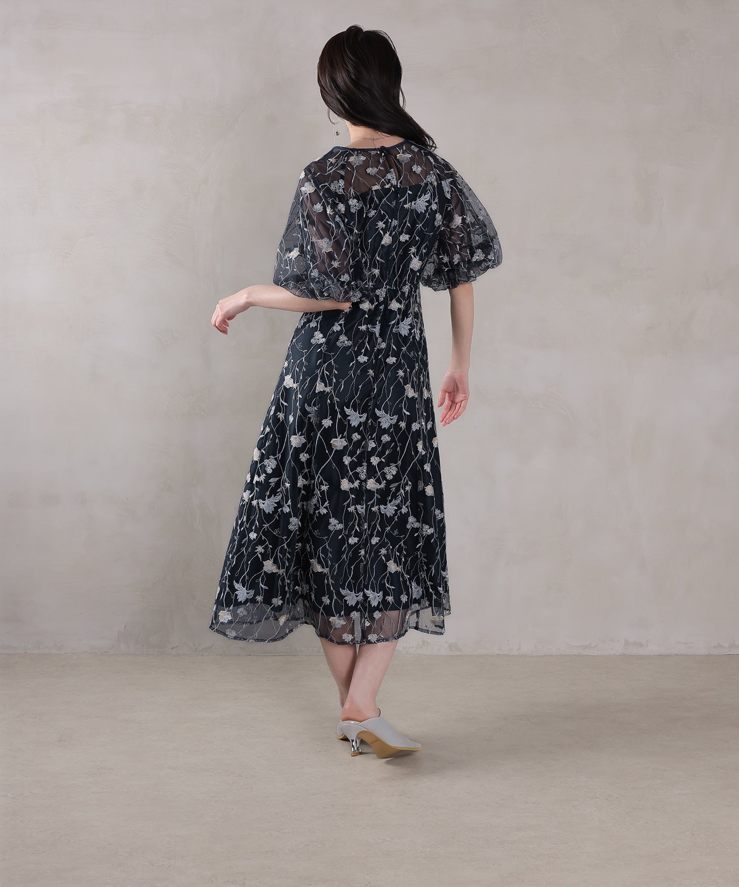 パフスリーブ 花柄刺繍レースチュールAラインワンピースドレス