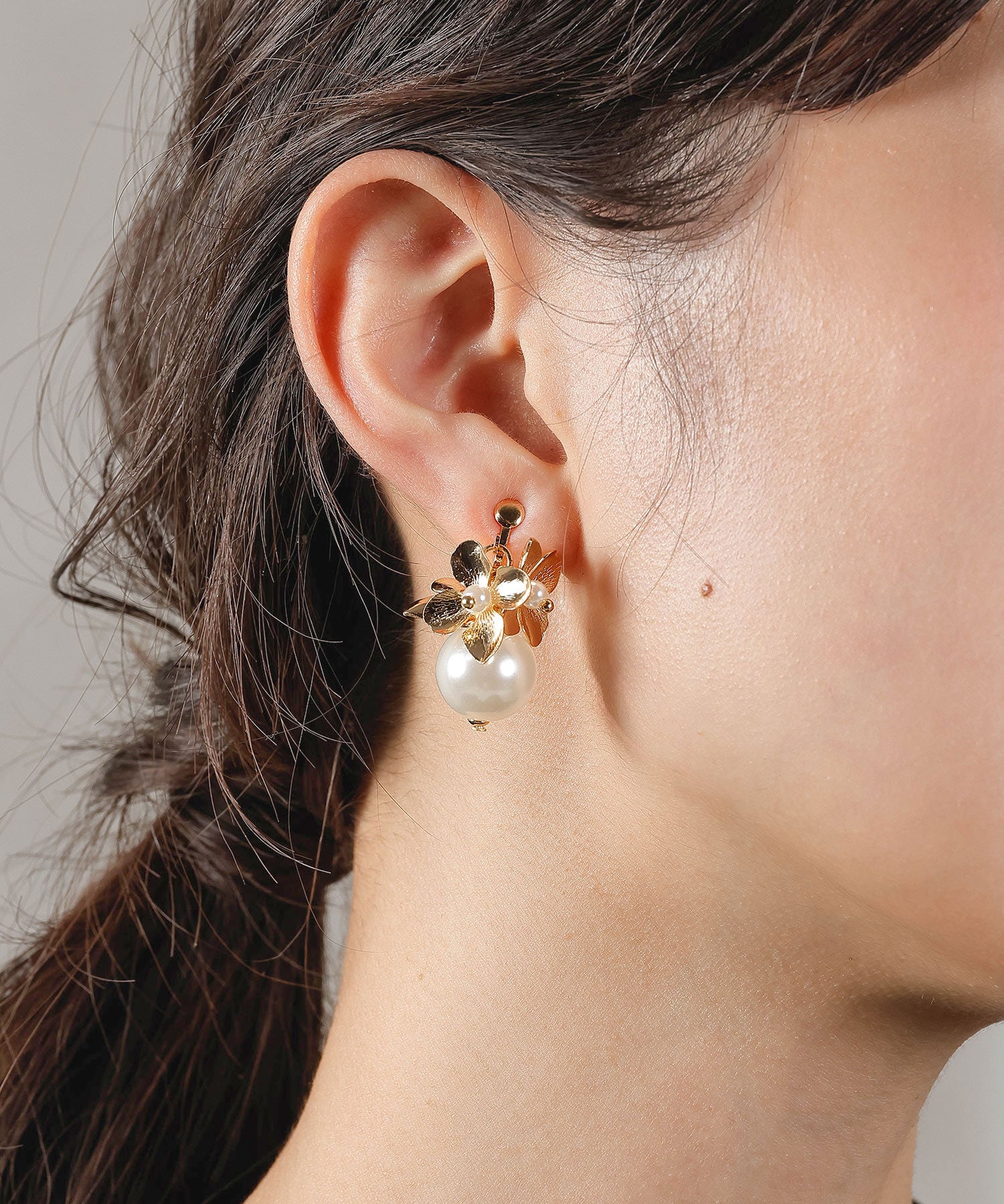 フラワーメタル 大粒パール イヤリング