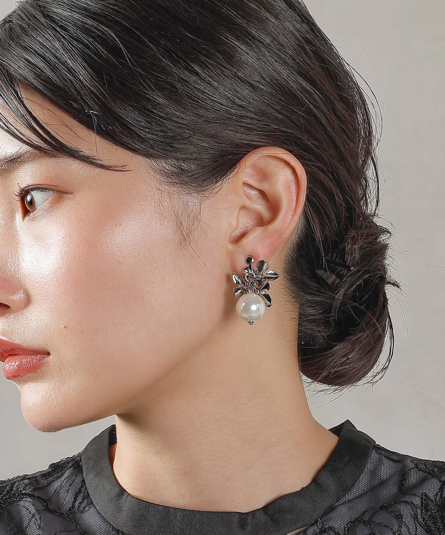 フラワーメタル 大粒パール イヤリング