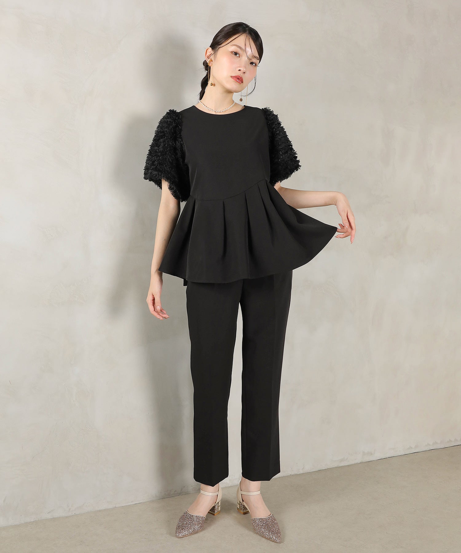 みよ　チュールヘムカットトップ ブラック　パンツ　セットアップ チュールフリル袖 ペプラムトップス テーパードパンツ セットアップ
